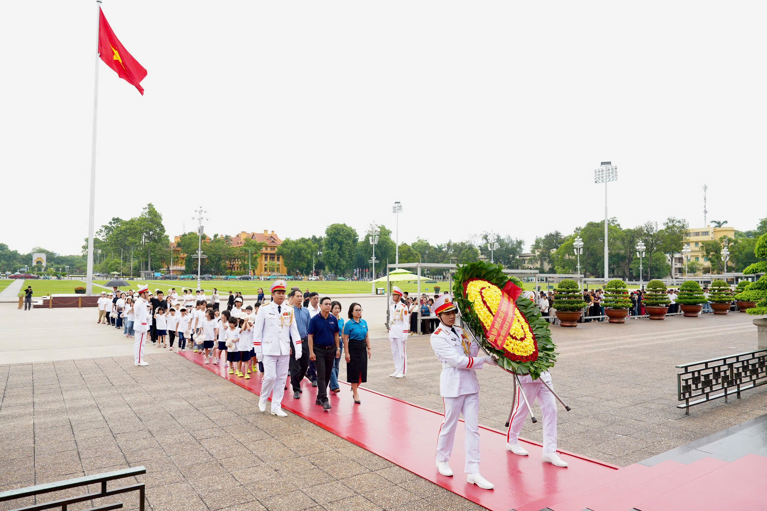 Ảnh 1_ Trong khuôn khổ chương trình, các em được tham quan Khu di tích Chủ tịch Hồ Chí Minh và vào Lăng viếng Bác.