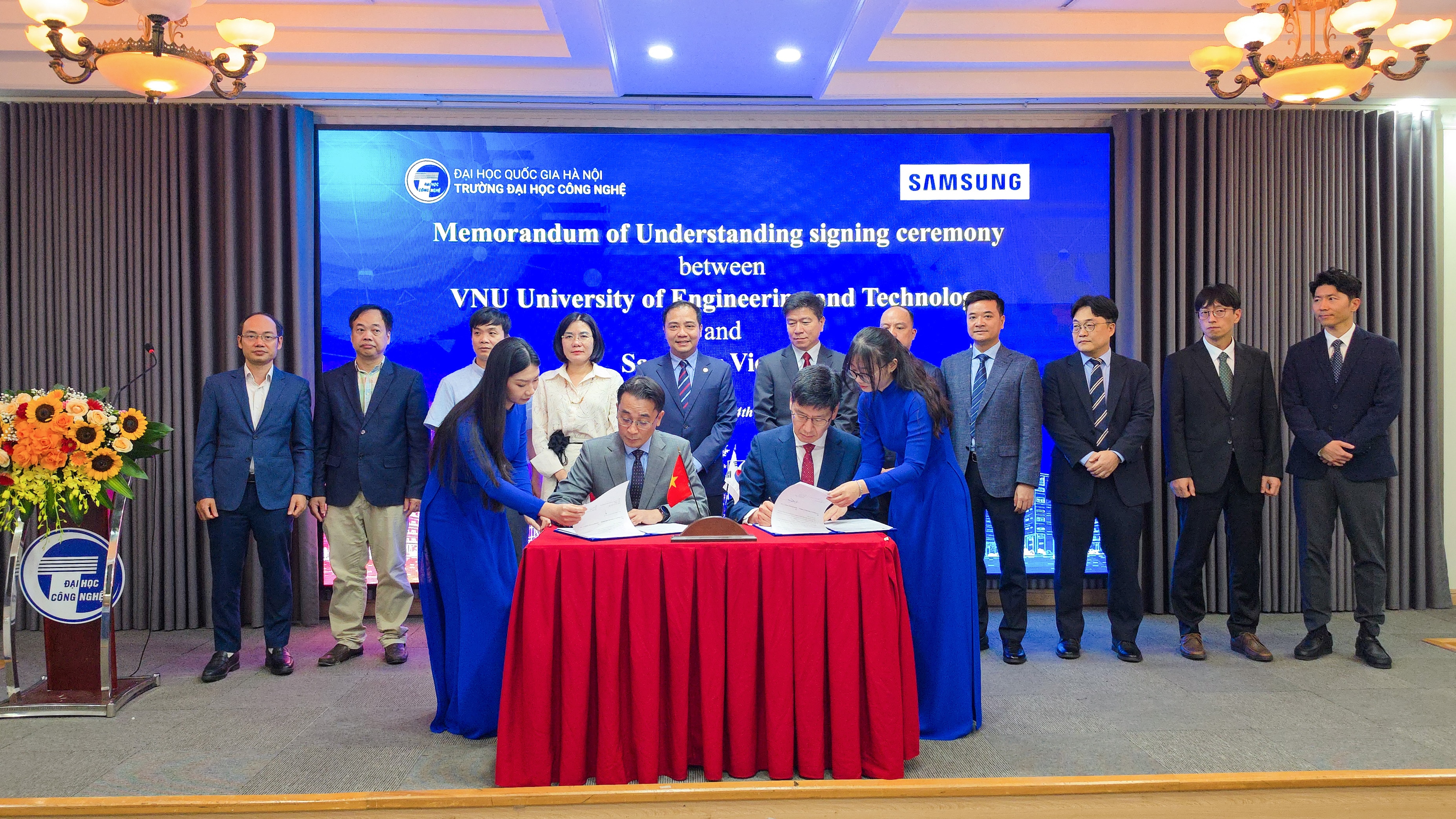 Ảnh 2_ Ông Na Ki Hong, Tổng Giám đốc Samsung Việt Nam (phải) v. Chử Đức Trình, Hiệu trưởng Trường Đại học Công nghệ - ĐH Quốc gia Hà Nội ký kết Biên bản ghi nhớ hợp tác giai đoạn 2026-2028
