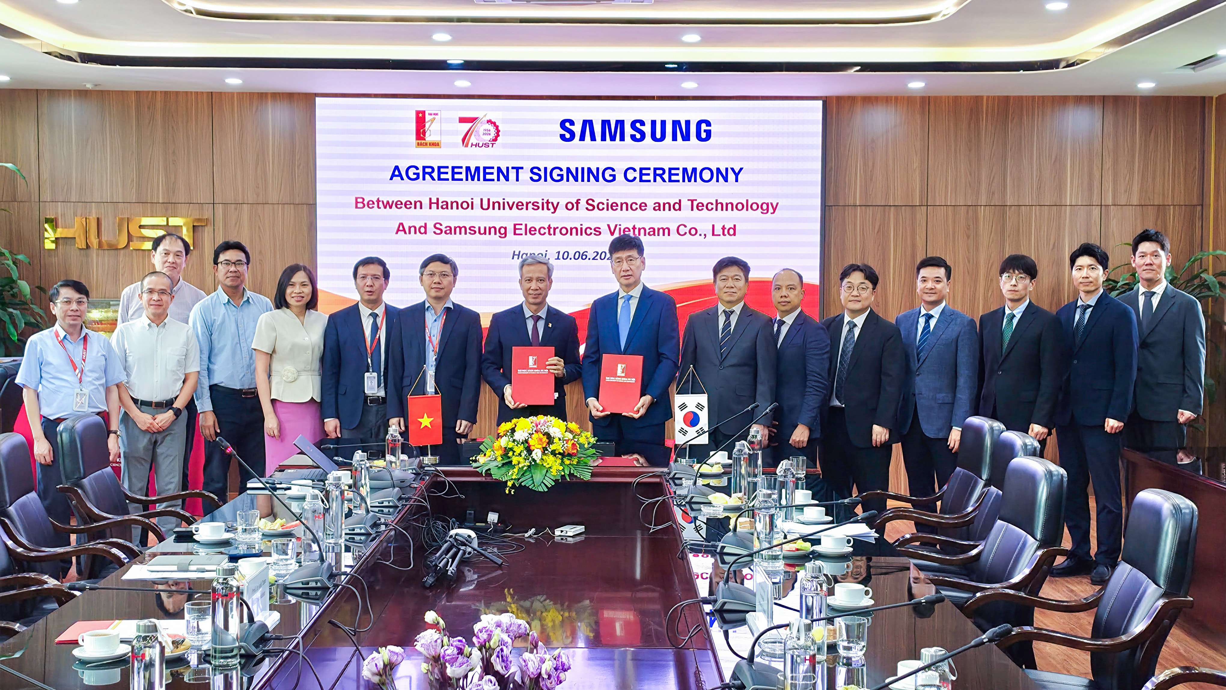 Ảnh 4_ Ông Na Ki Hong, Tổng Giám đốc Samsung Việt Nam và GS. TS. Lê Anh Tuấn - Giám đốc Đại học Bách khoa ký kết Biên bản ghi nhớ hợp tác giai đoạn 2026-2028
