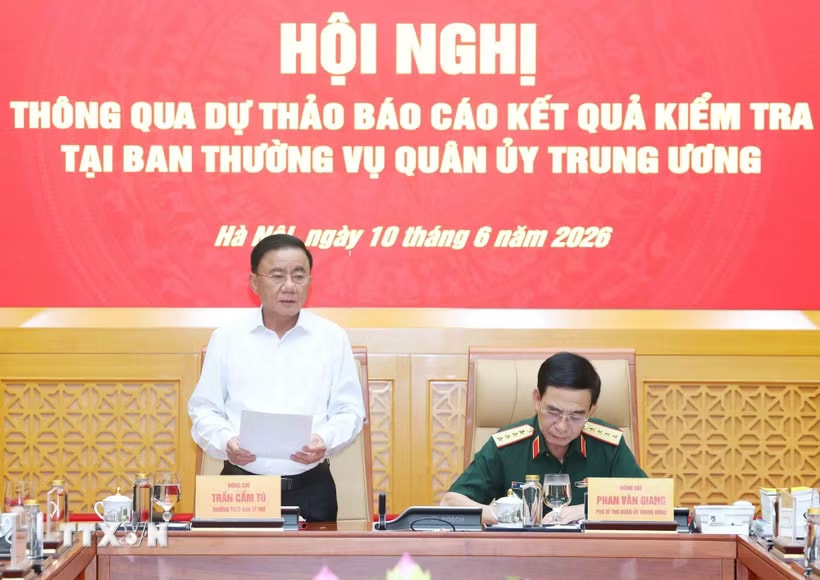 Đồng chí Trần Cẩm Tú, Ủy viên Bộ Chính trị, Thường trực Ban Bí thư, Trưởng Đoàn Kiểm tra, giám sát số 12 của Bộ Chính trị phát biểu chỉ đạo hội nghị. (Ảnh: Phương Hoa/TTXVN)
