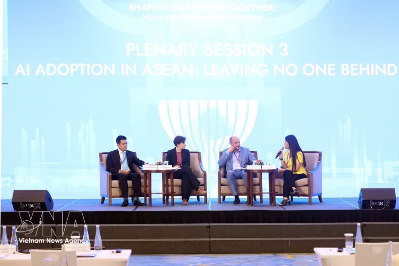 Speakers at the third plenary session of the third ASEAN Future Forum in Hanoi on June 9 (Photo: VNA)