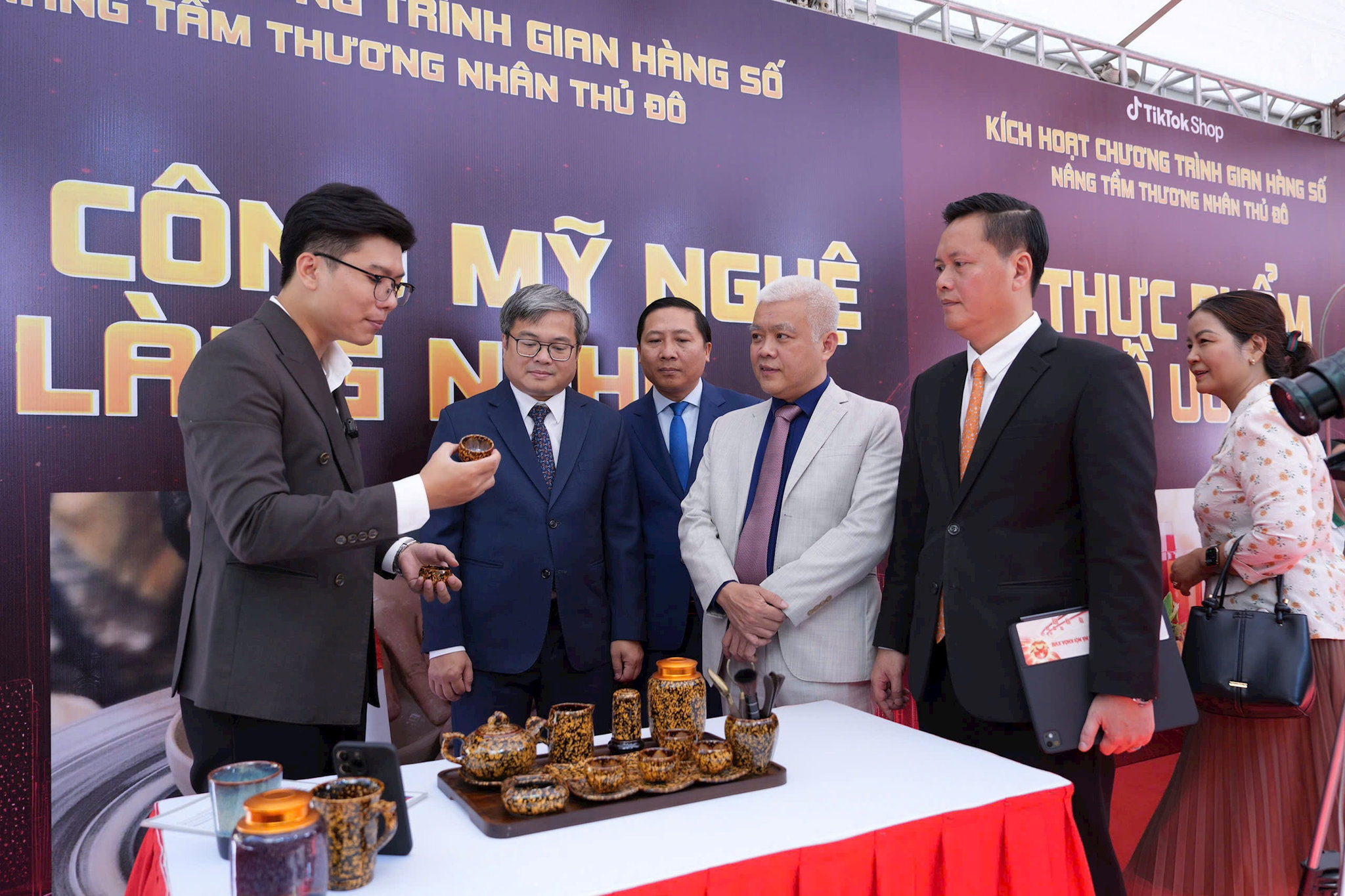 Phó Chủ tịch UBND thành phố Hà Nội Trương Việt Dũng cùng các đại biểu tham quan các gian hàng trưng bày sản phẩm OCOP trong khuôn khổ chương trình