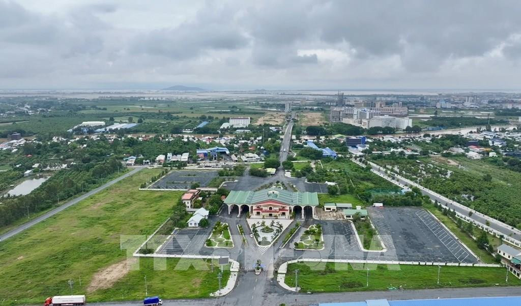 Cặp khẩu Quốc tế đường bộ Khánh Bình - Chrey Thom mới khai trương, giữ vai trò quan trọng trong kết nối giao thương giữa Việt Nam và Campuchia