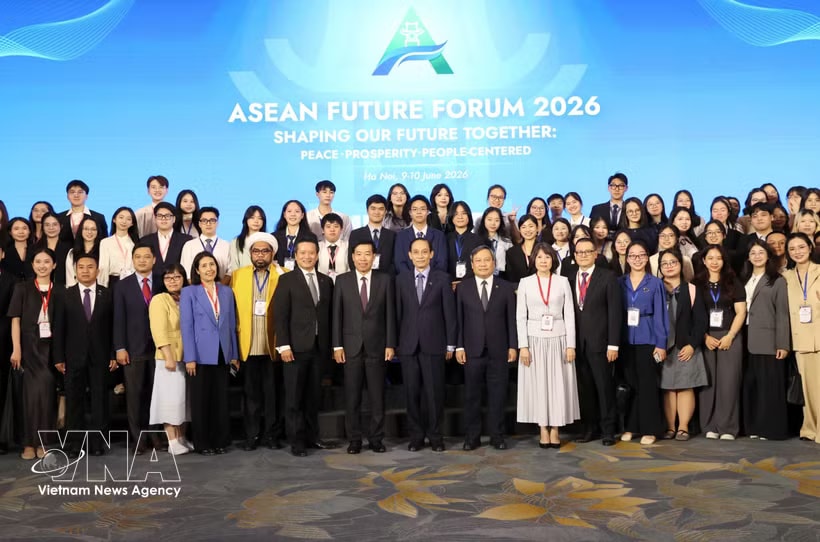 Delegates pose for a group photo at the closing sesion of the third ASEAN Future Forum in Hanoi on June 10 (Photo: VNA)