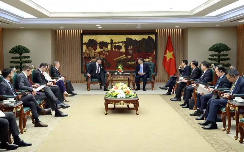 Standing Deputy Prime Minister Pham Gia Tuc (right) receives US Deputy Secretary of State Christopher Landau in Hanoi on June 10 (Photo: baochinhphu.vn)