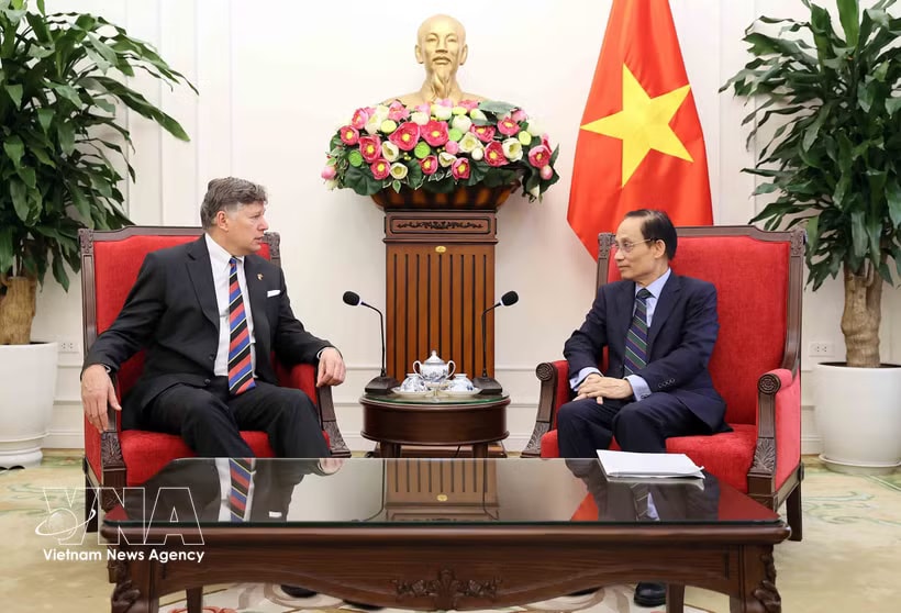 Minister of Foreign Affairs Le Hoai Trung (right) receives US Deputy Secretary of State Christopher Landau in Hanoi on June 10 (Photo: VNA)