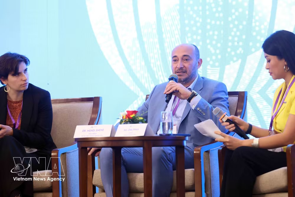 Dr. Mehdi Snene, Senior Adviser to the UN Secretary-General’s Tech Envoy at the UN Office for Digital and Emerging Technologies, speaks at the event. (Photo: VNA) vnanet-t.jpg