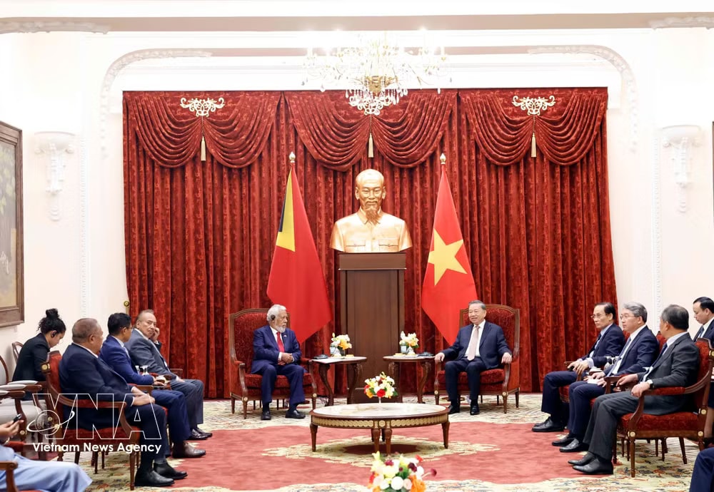 General Secretary of the Communist Party of Vietnam (CPV) Central Committee and State President To Lam (right) receives Prime Minister of Timor-Leste Kay Rala Xanana Gusmão in Hanoi on June 10 (Photo: VNA) vnanet-tl2.jpg