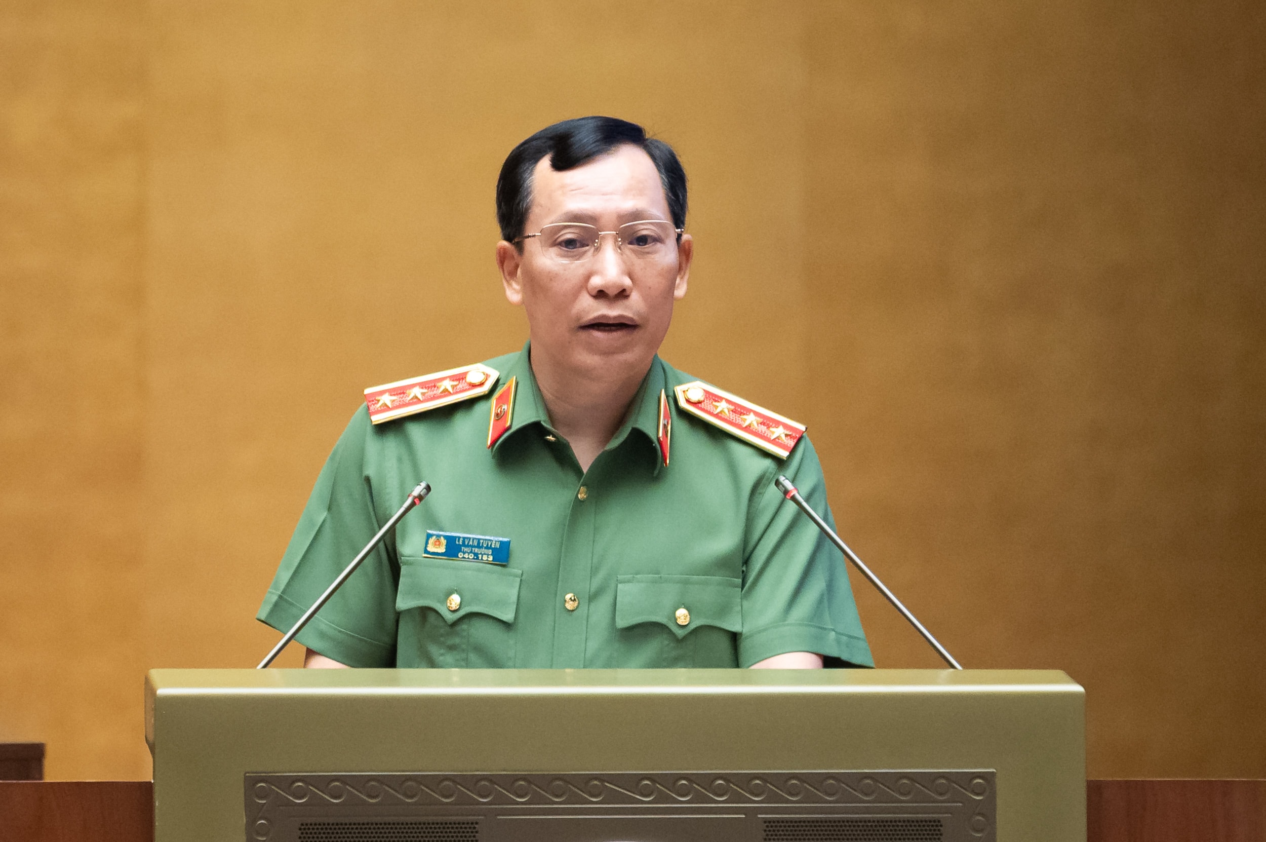 Thượng tướng, Thứ trưởng Bộ Công an Lê Văn Tuyến trình bày tham luận