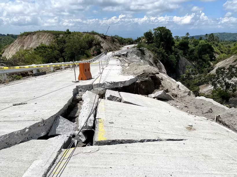 A damaged road is seen following the earthquake near General Santos City, the Philippines, on June 9, 2026. (Photo: Xinhua/VNA) 