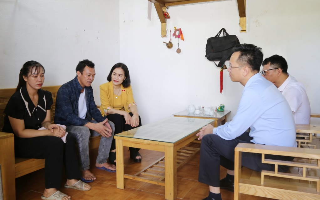 Đoàn ĐBQH tỉnh khảo sát trực tiếp tại một hộ dân trên địa bàn xã Đông Ngũ.