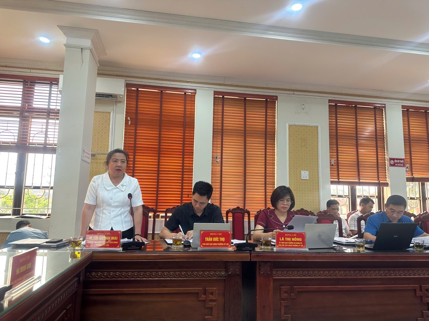 Đồng chí Vi Thị Quỳnh Mai, Phó bí thư Đảng uỷ, Chủ tịch UBND phường trả lời chất vấn