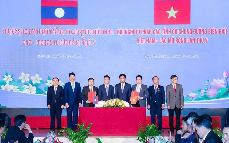 Lãnh đạo Bộ Tư pháp Việt Nam và Bộ Tư pháp Lào ký kết tại Hội nghị Tư pháp các tỉnh có chung đường biên giới Việt Nam - Lào lần V.