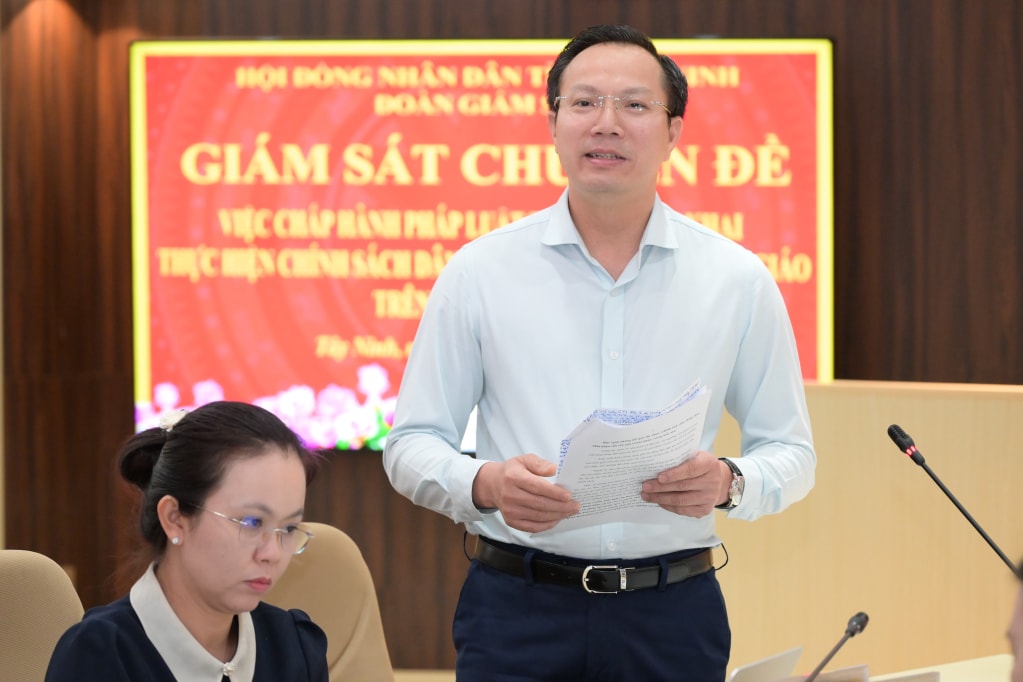Ủy viên Ban Thường vụ Tỉnh ủy, Phó Chủ tịch UBND tỉnh Đoàn Trung Kiên làm rõ thêm một số nội dung đoàn giám sát quan tâm. Ảnh T. Ninh