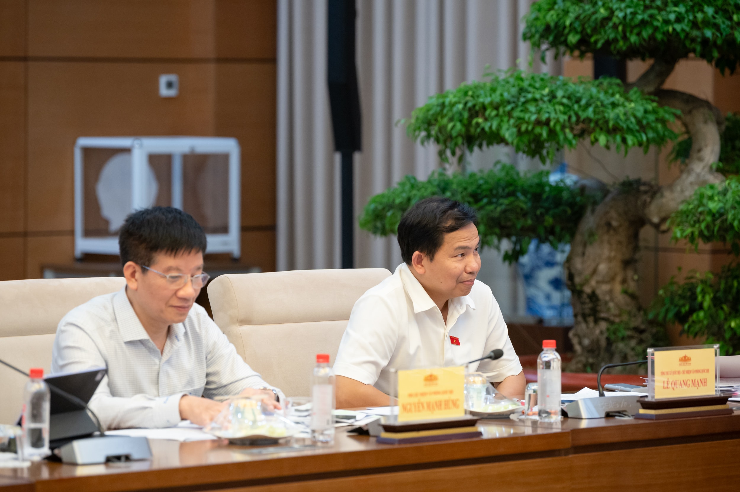 Đại biểu tham dự phiên họp
