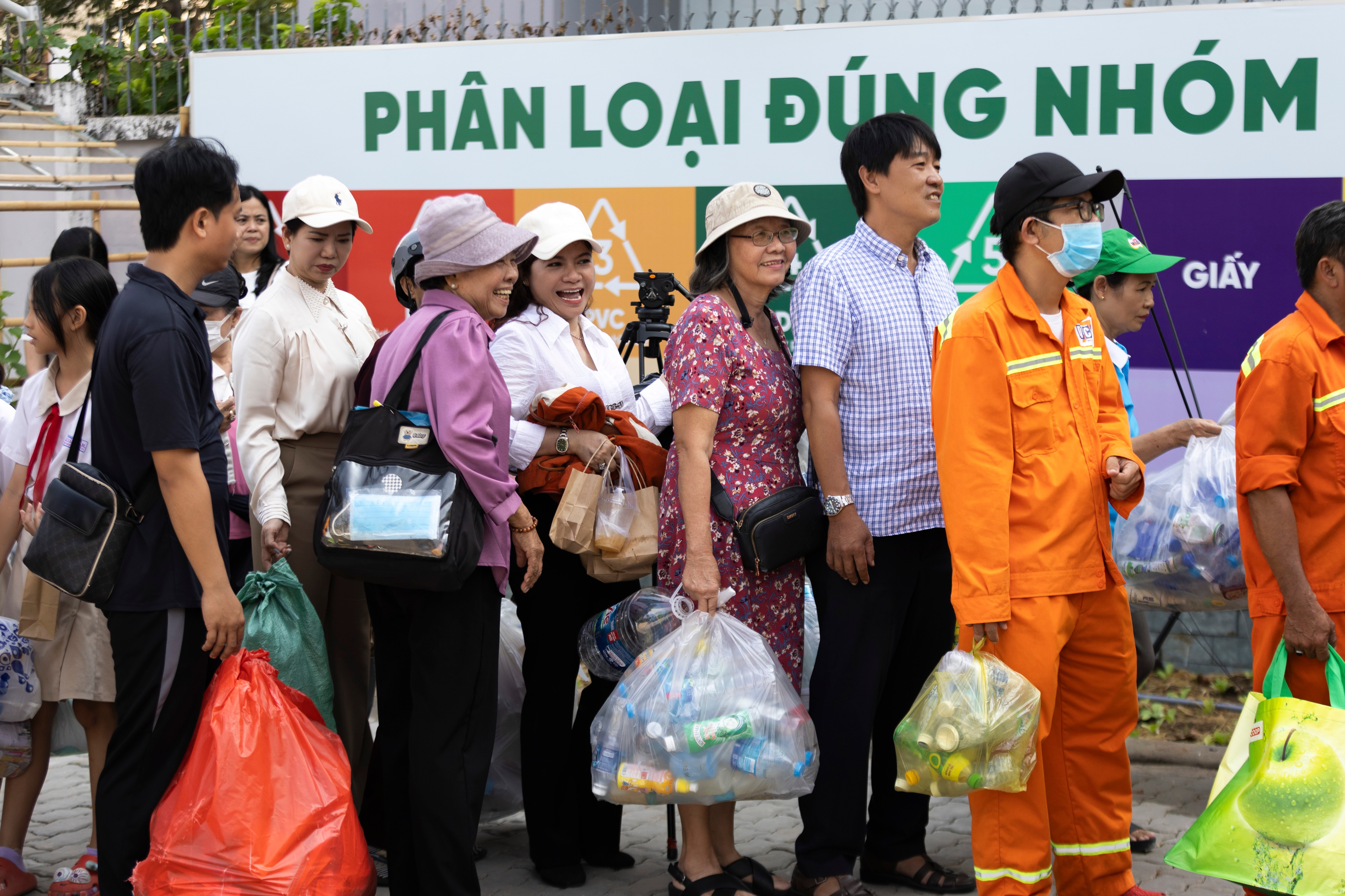 4. Người dân phường Tân Mỹ hào hứng sử dụng Trạm MRF
