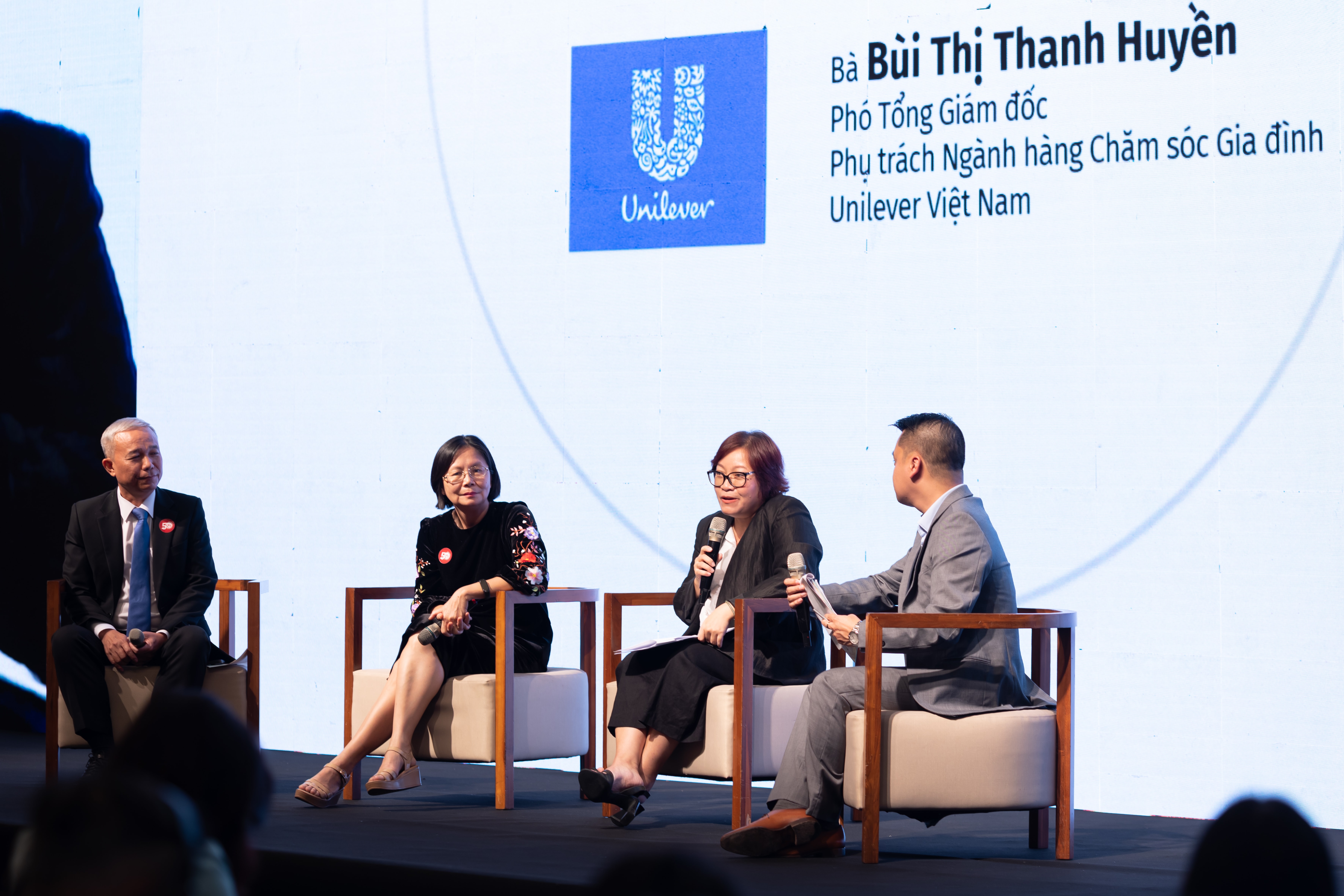 5. Bà Bùi Thị Thanh Huyền, Phó Tổng Giám đốc phụ trách Ngành hàng Chăm sóc Gia đình - Unilever Việt Nam tham gia đối thoại tại sự kiện