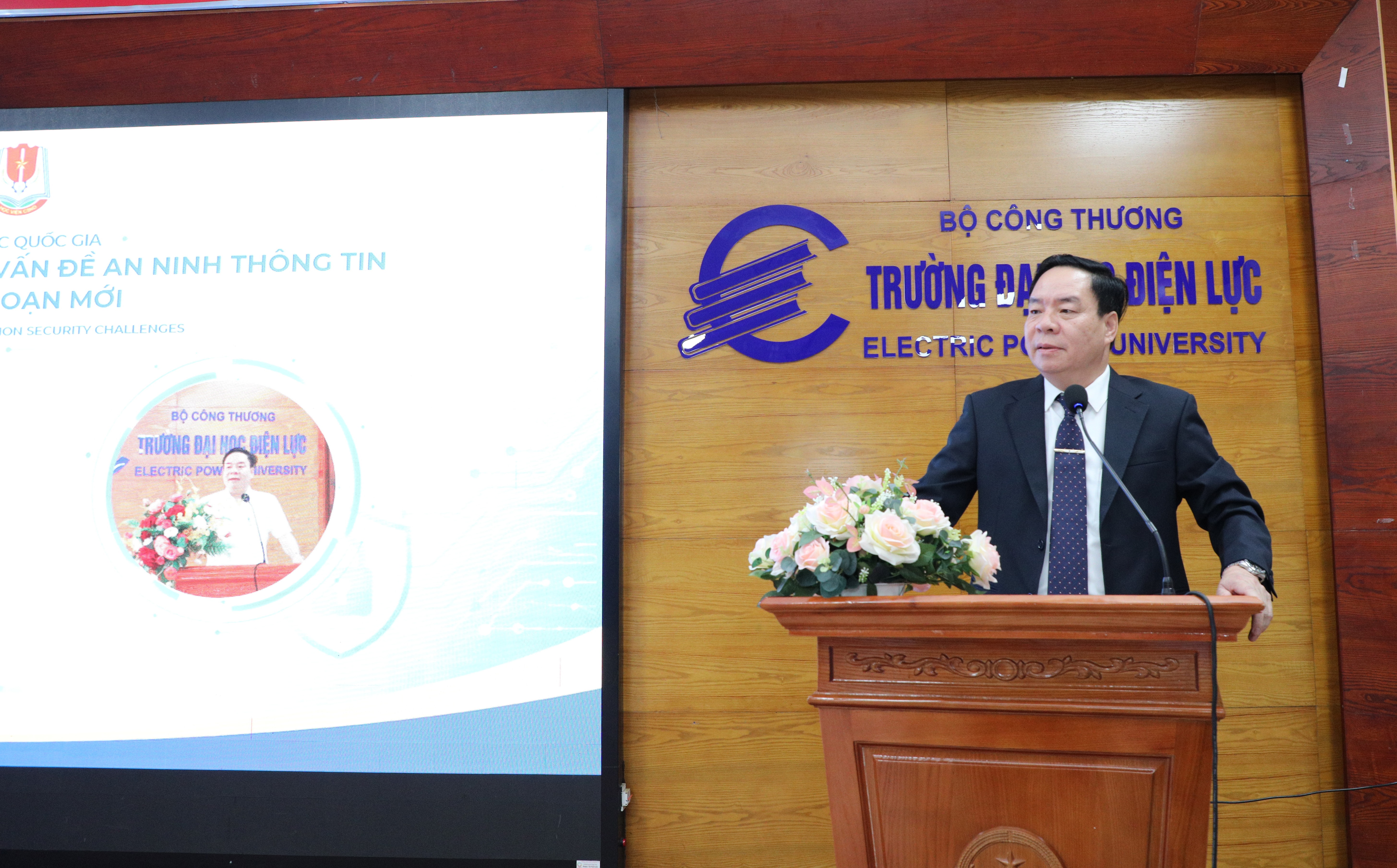 Bí thư Đảng uỷ, Phó Hiệu trưởng Trường Đại học Điện lực, NGƯT - PGS.TS Vũ Đình Ngọ phát biểu khai mạc hội thảo