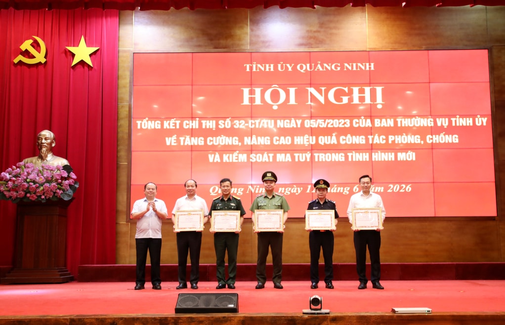 Bí thư Tỉnh ủy, Trưởng Đoàn ĐBQH tỉnh Quản Minh Cường trao Bằng khen của Ban Thường vụ Tỉnh ủy cho các tập thể.