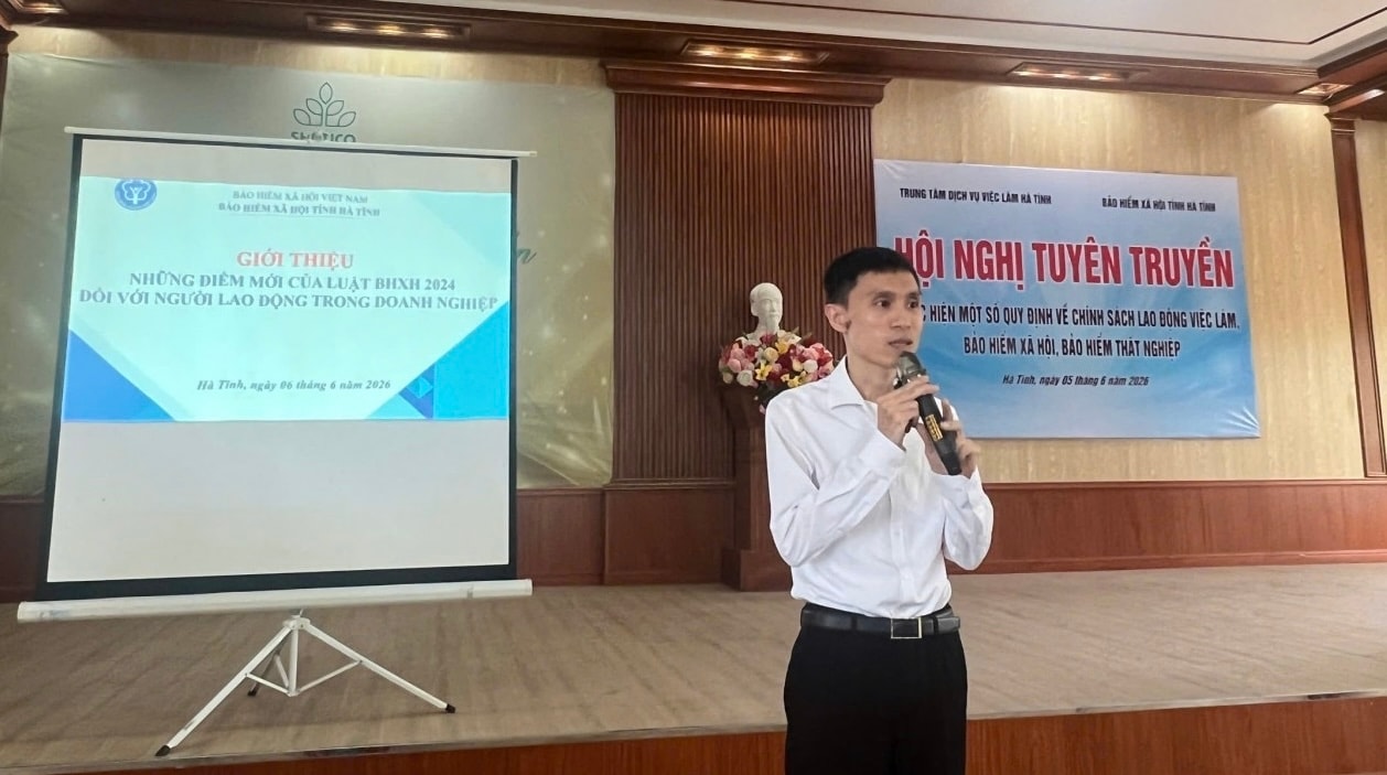 Đại diện BHXH trình bày các chuyên đề về những điểm mới trong Luật Bảo hiểm xã hội năm 2024. Ảnh VLHT