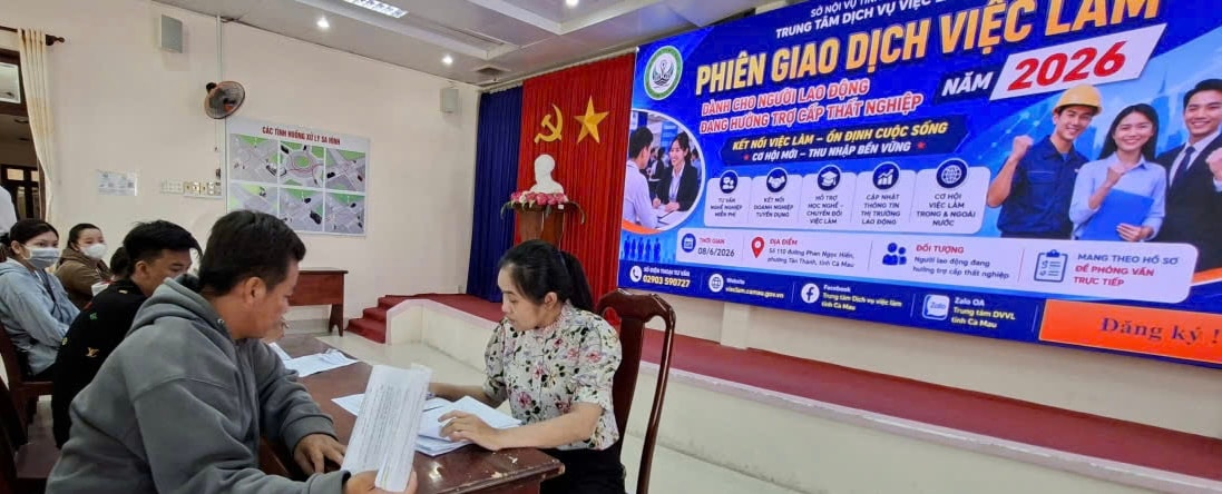 Người lao động hưởng trợ cấp thất nghiệp được tư vấn và giới thiệu việc làm miễn phí tại Phiên giao dịch việc làm. Ảnh VLCM