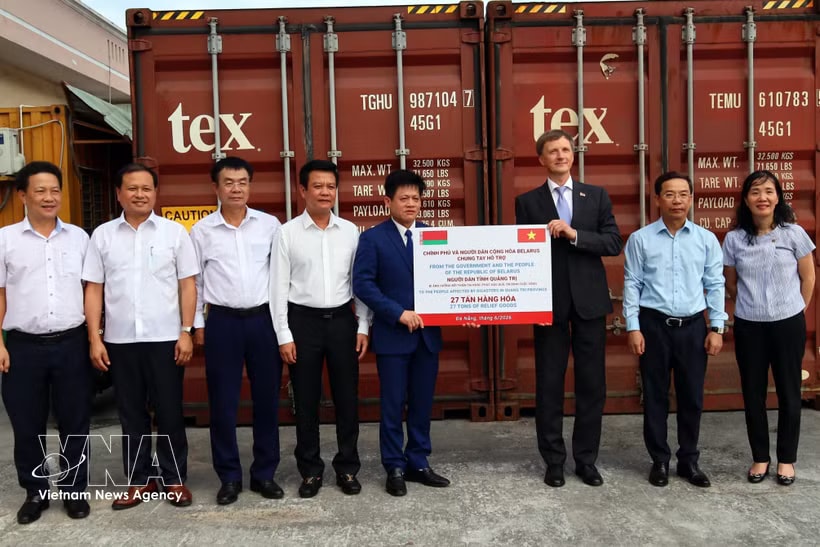 Belarusian Deputy Ambassador to Vietnam Oleg Shloma (third, right) hands over the token of aid supplies to Vice Chairman of the People's Committee of Quang Tri province Le Van Bao. (Photo: VNA)
