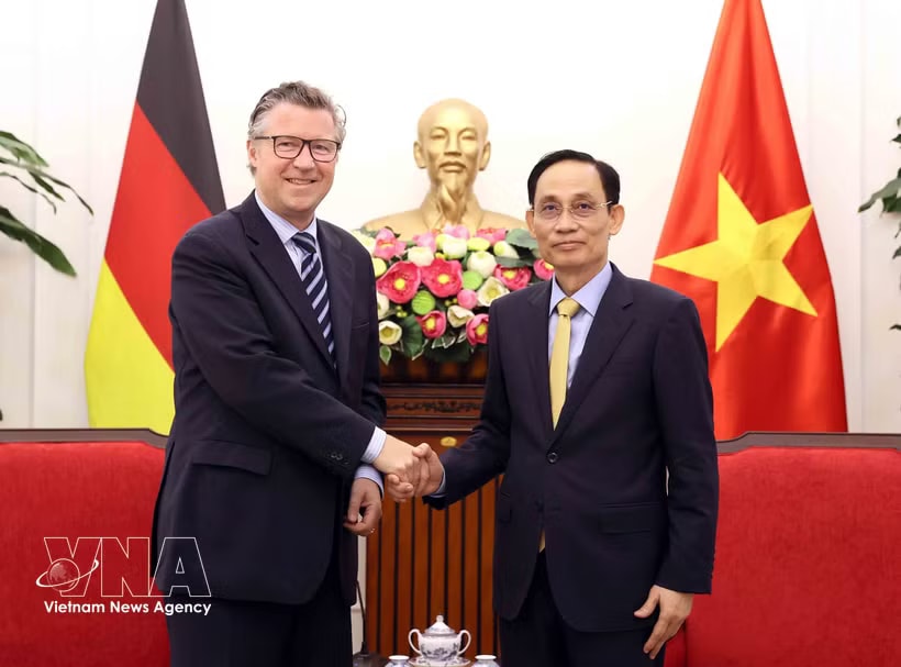 Minister of Foreign Affairs Le Hoai Trung (right) receives State Secretary of the German Federal Foreign Office Geza Andreas von Geyr in Hanoi on June 11 (Photo: VNA)