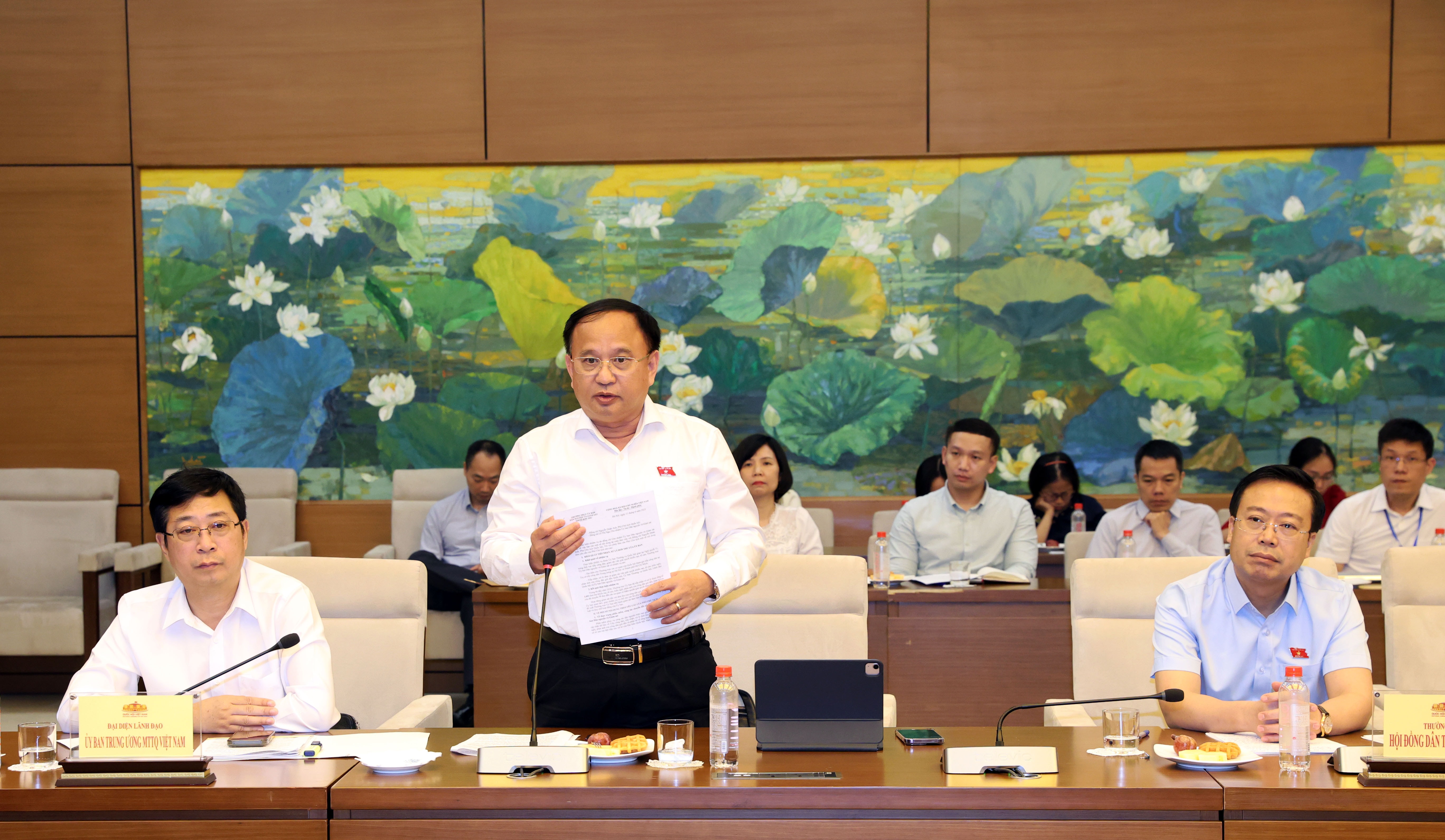 Phó Chủ nhiệm Ủy ban Quốc phòng, An ninh và Đối ngoại Trần Đức Thuận phát biểu