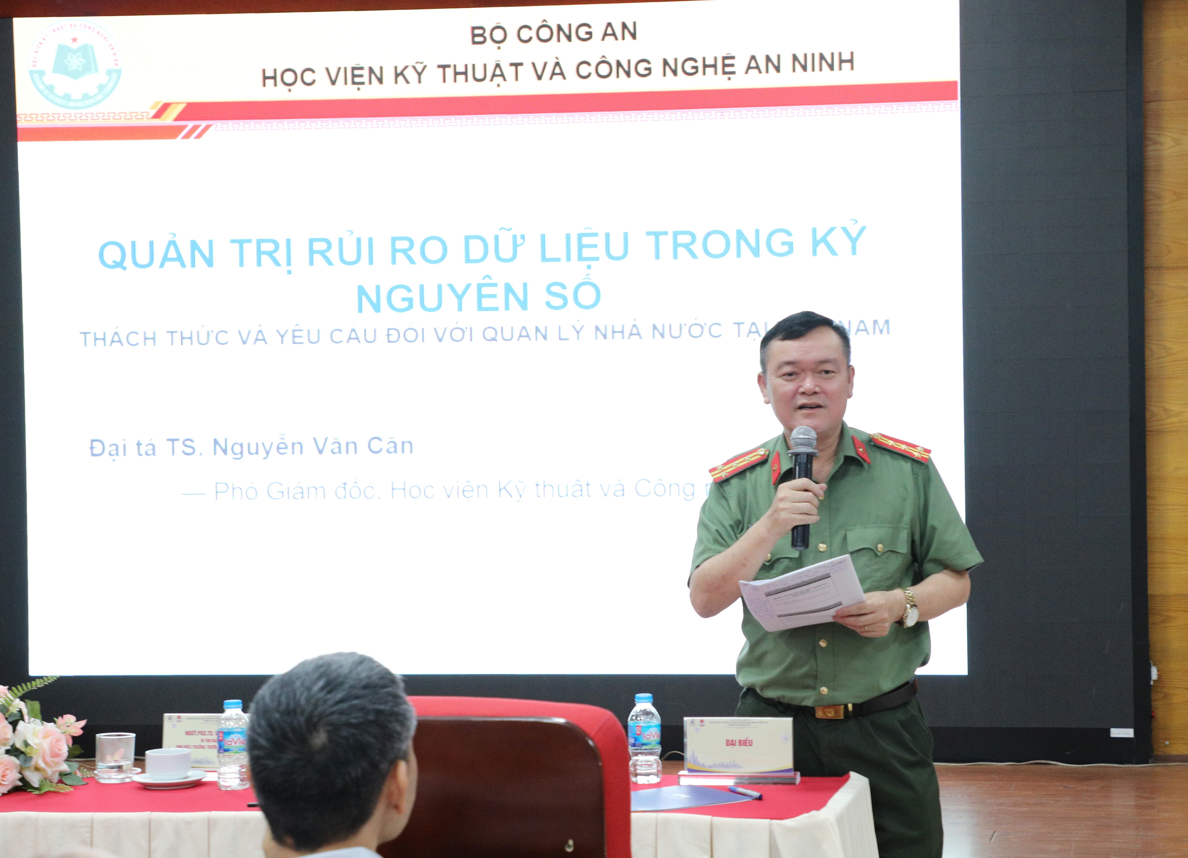 Phó giám đốc Học viện Kỹ thuật và Công nghệ an ninh, Đại tá - TS. Nguyễn Văn Căn thảo luận tại hội thảo