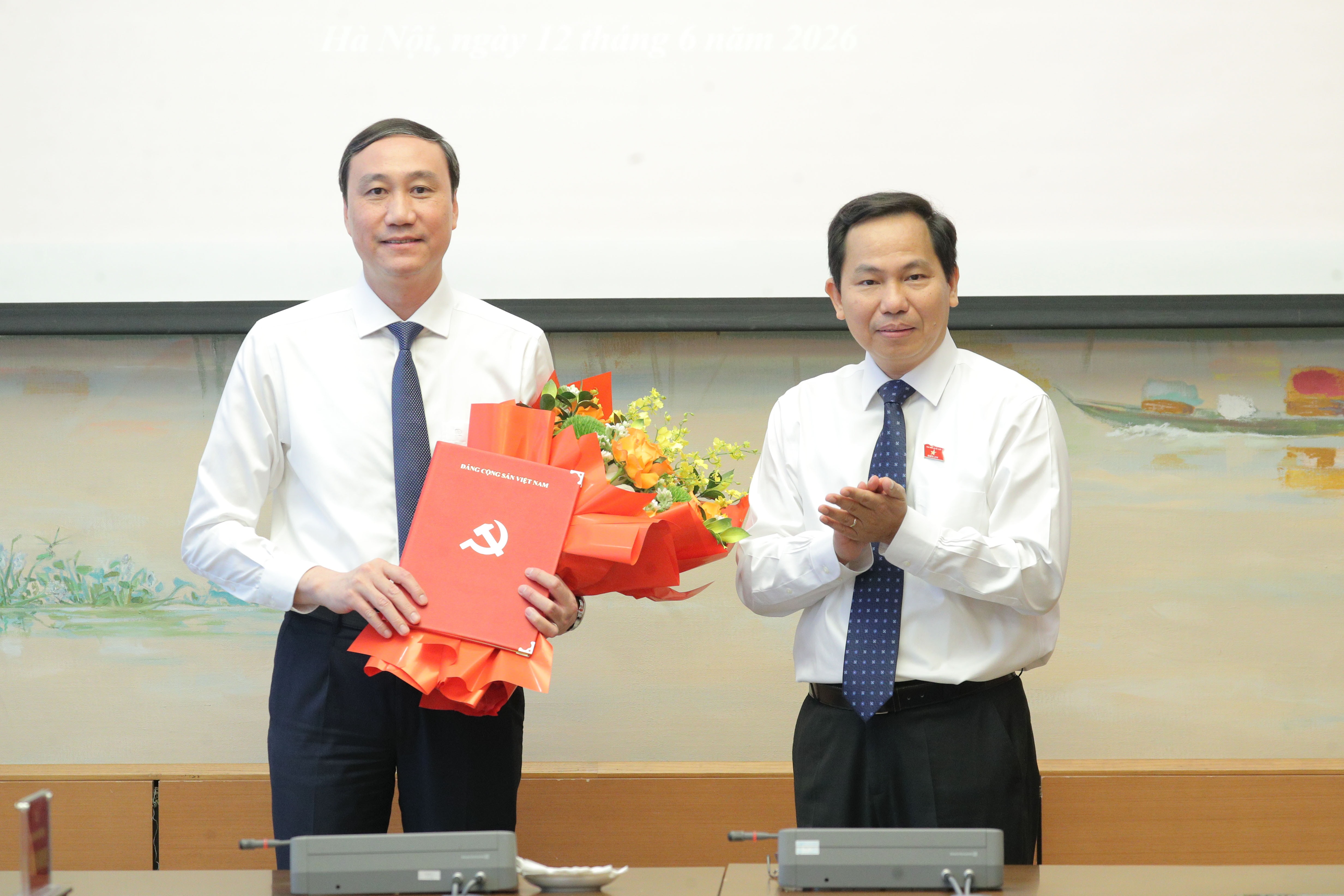 Tổng Thư ký Quốc hội, Chủ nhiệm Văn phòng Quốc hội Lê Quang Mạnh trao Quyết định cho Bí thư Đảng ủy Các cơ quan tham mưu, giúp việc Phùng Khánh Tài