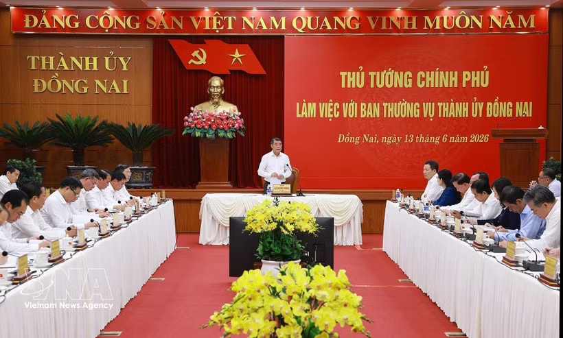 Prime Minister Le Minh Hung chairs a working session with the Standing Board of the Dong Nai Party Committee on June 13, 2026. (Photo: VNA)