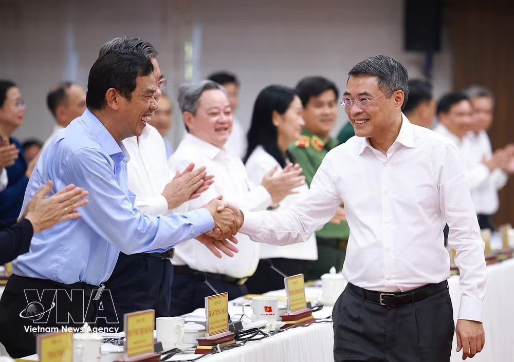 Prime Minister Le Minh Hung with key leaders of Dong Nai city. (Photo: VNA) vnanet-potal-thu-tuong-le-minh-hung-lam-viec-voi-ban-thuong-vu-thanh-uy-dong-nai-8824436.jpg