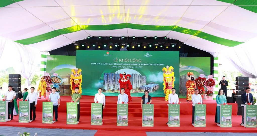 Các đại biểu bấm nút khởi công dự án.