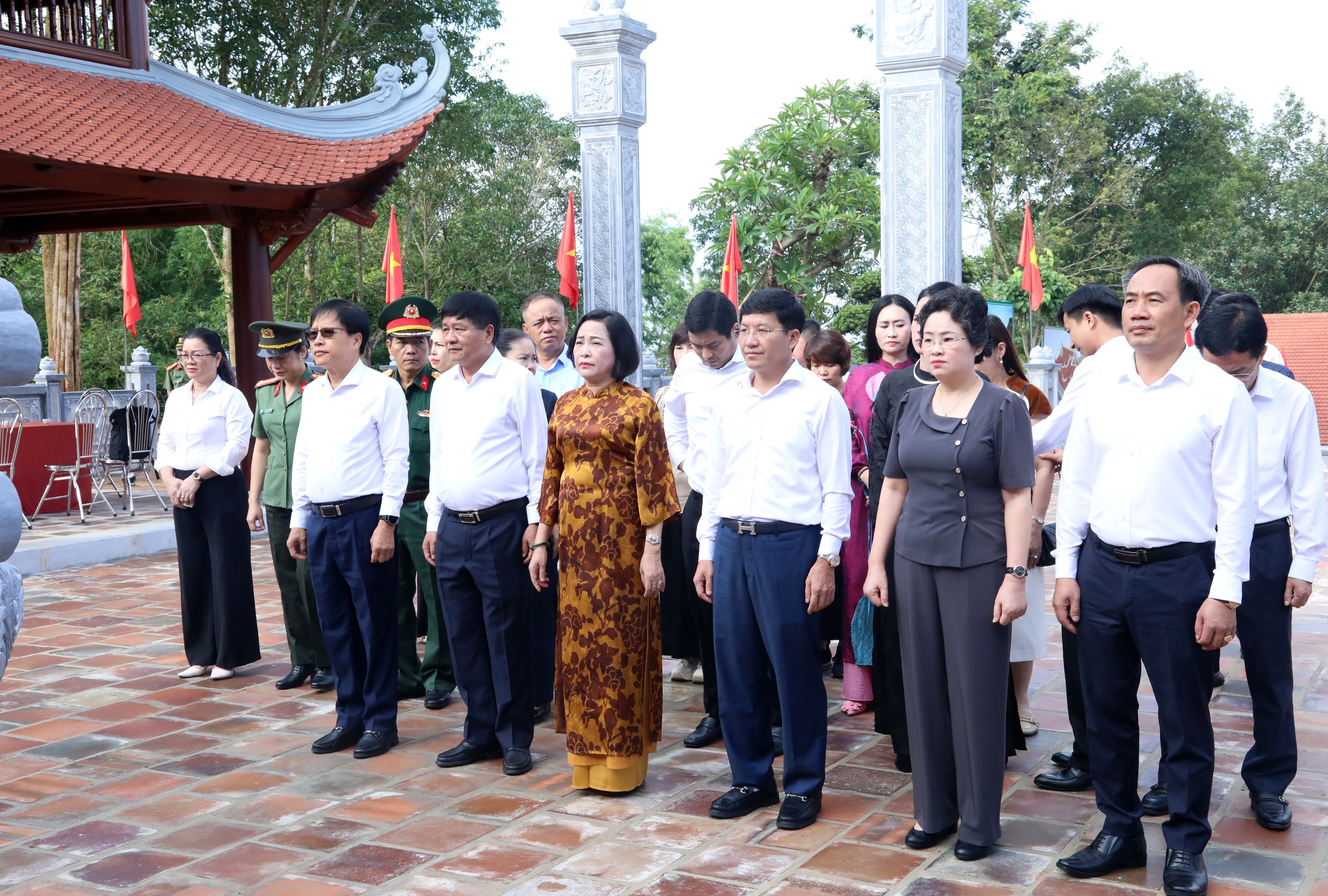 Phó Chủ tịch Quốc hội Nguyễn Thị Thanh cùng Đoàn công tác dâng hương tại Nhà tưởng niệm Chủ tịch Hồ Chí Minh (thuộc Di tích lịch sử Đồi E2)