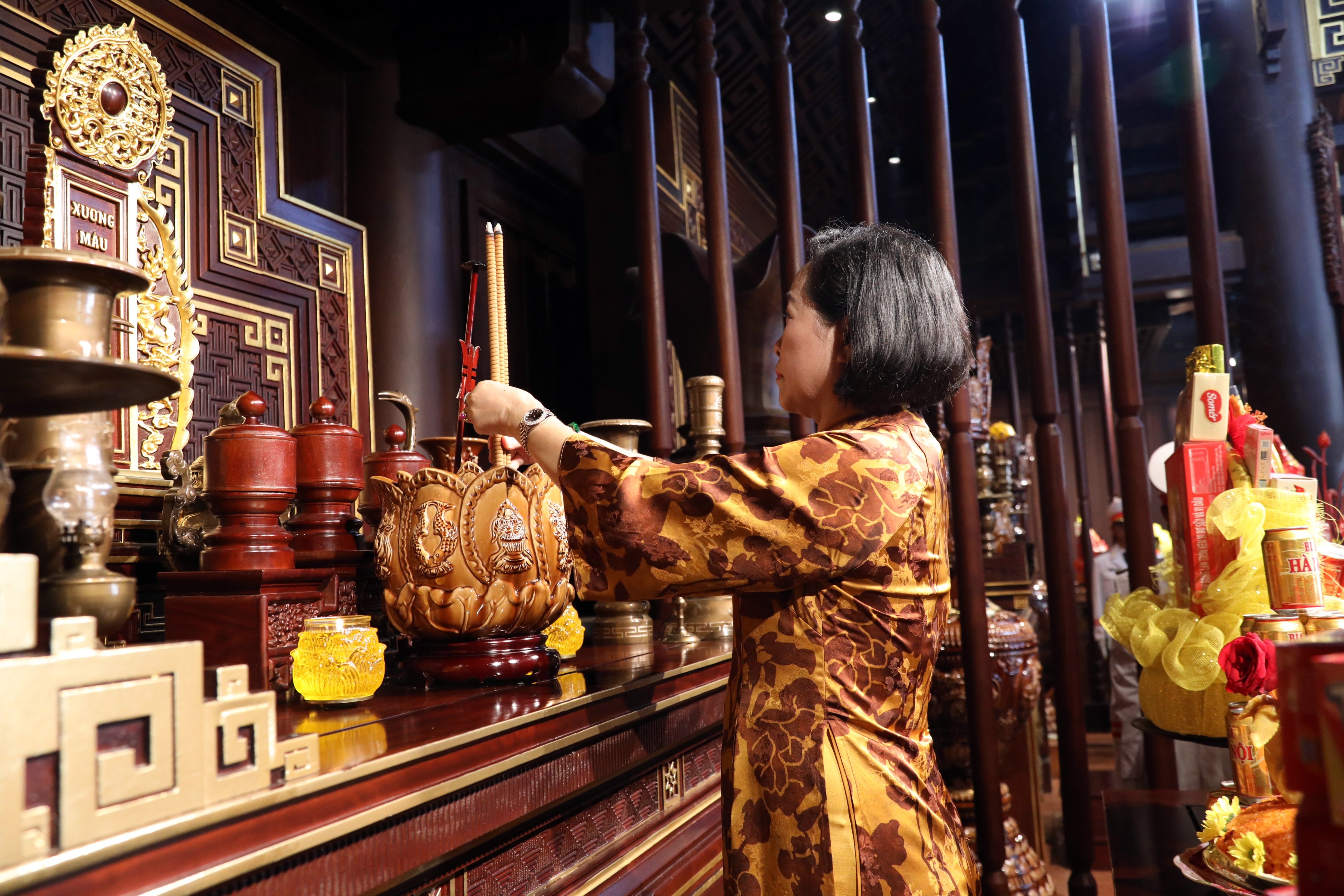 Phó Chủ tịch Quốc hội Nguyễn Thị Thanh dâng hương tưởng nhớ tới các Anh hùng liệt sĩ tại Đền thờ liệt sĩ tại chiến trường Điện Biên Phủ