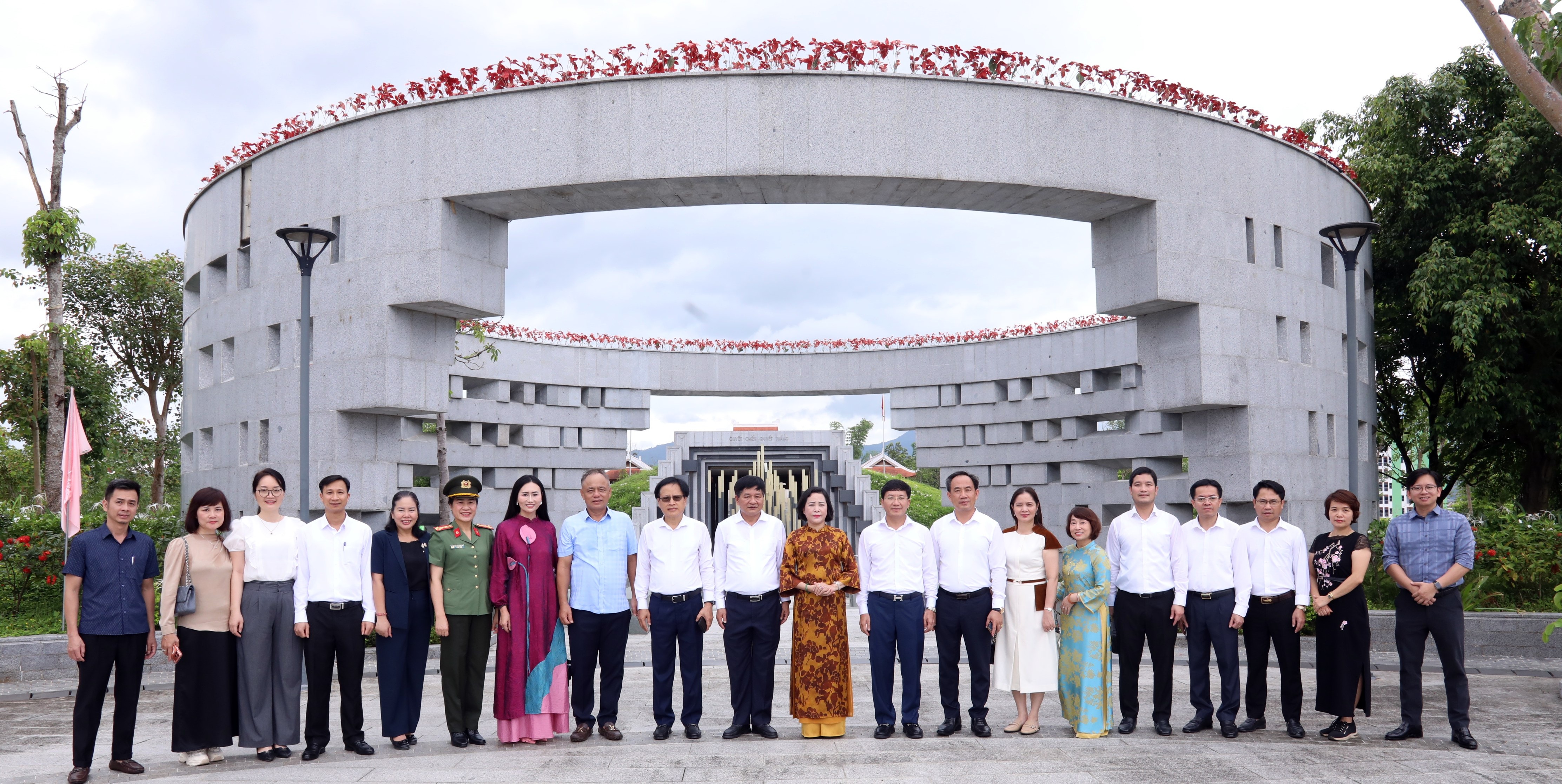Phó Chủ tịch Quốc hội Nguyễn Thị Thanh và các đại biểu chụp ảnh lưu niệm tại Đền thờ liệt sĩ tại chiến trường Điện Biên Phủ
