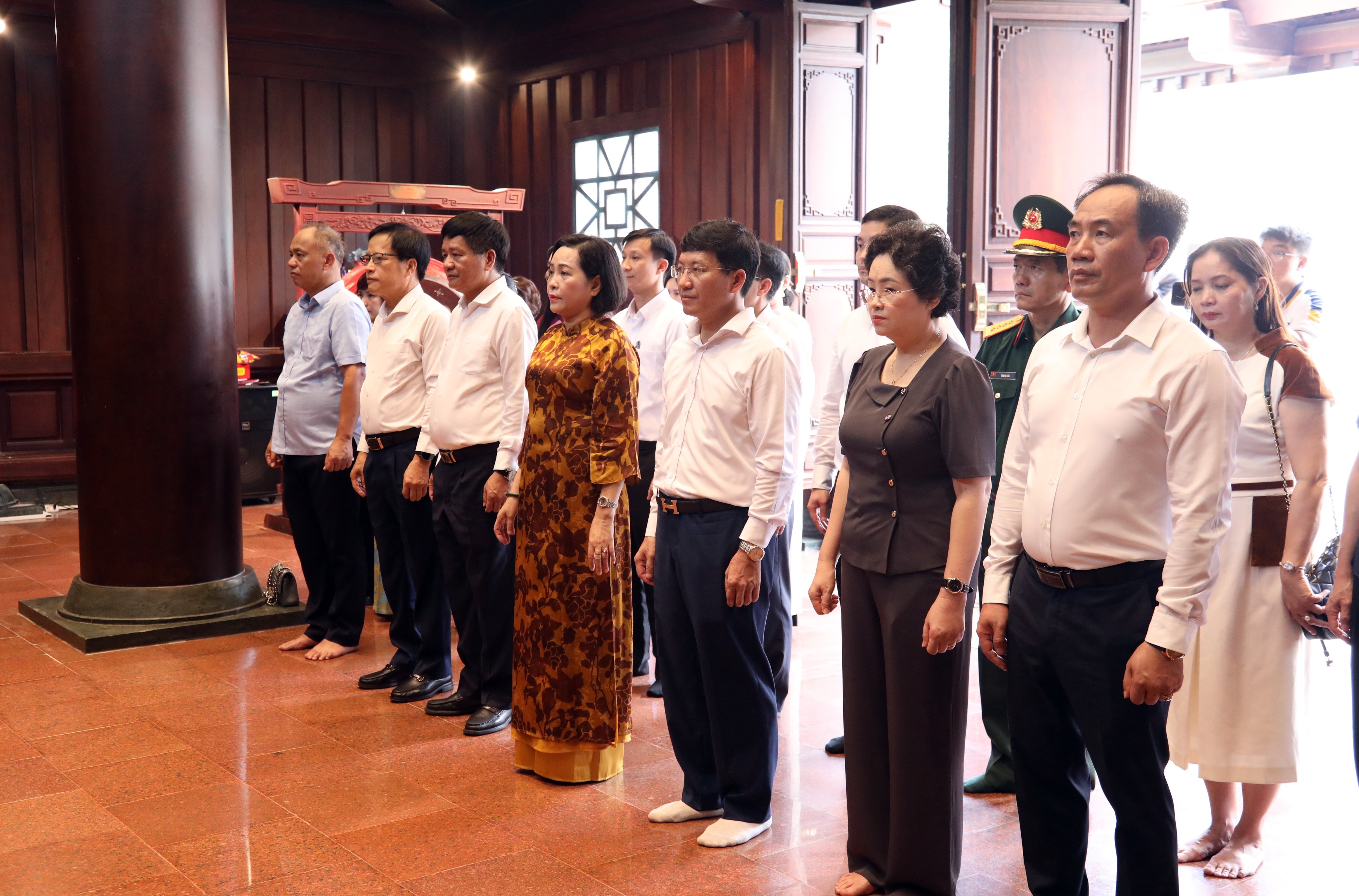 Phó Chủ tịch Quốc hội Nguyễn Thị Thanh và các đại biểu kính cẩn, bày tỏ lòng biết ơn tới các Anh hùng liệt sĩ tại Đền thờ liệt sĩ tại chiến trường Điện Biên Phủ