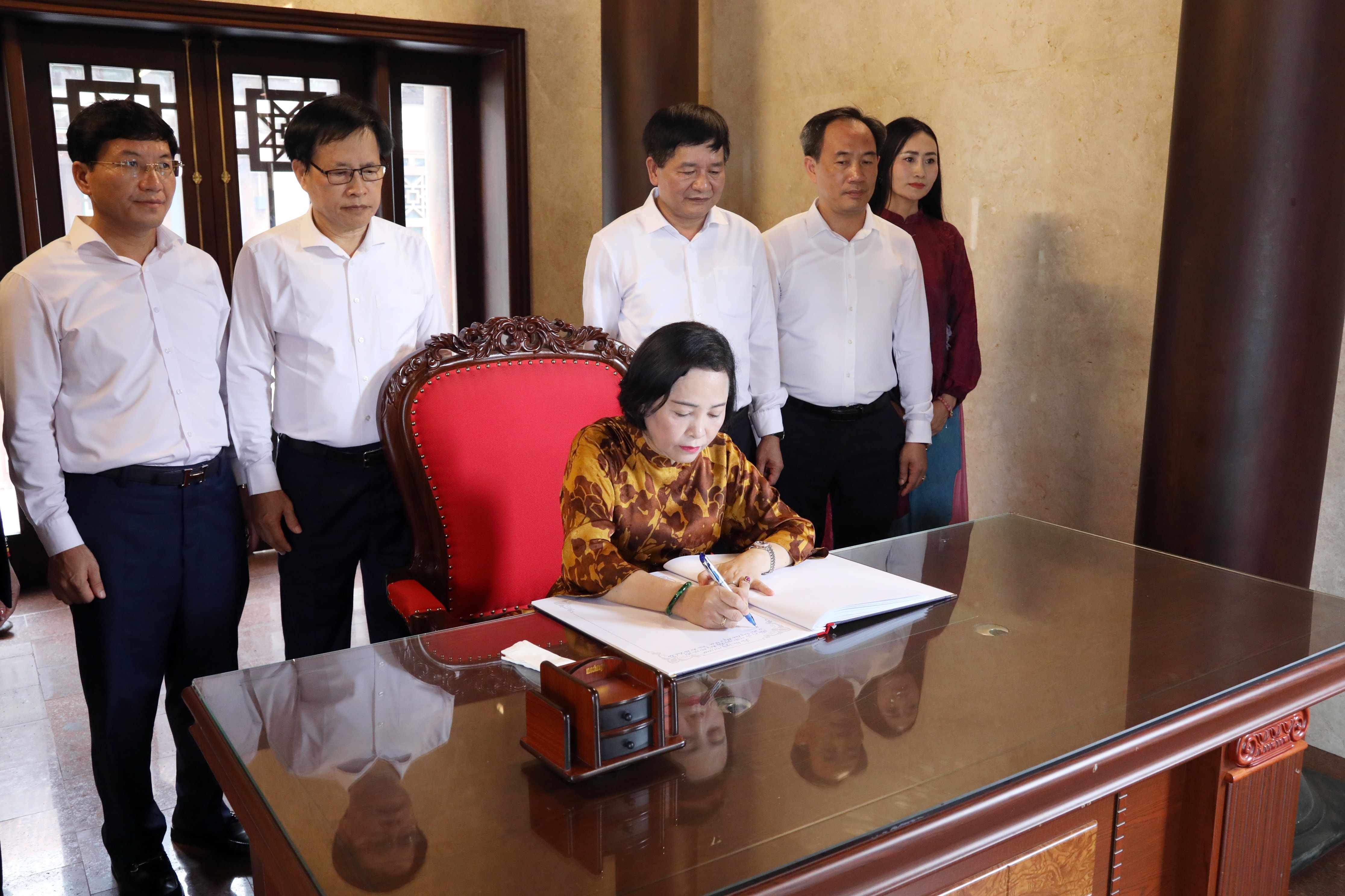 Phó Chủ tịch Quốc hội Nguyễn Thị Thanh viết sổ lưu niệm tại Đền thờ liệt sĩ tại chiến trường Điện Biên Phủ