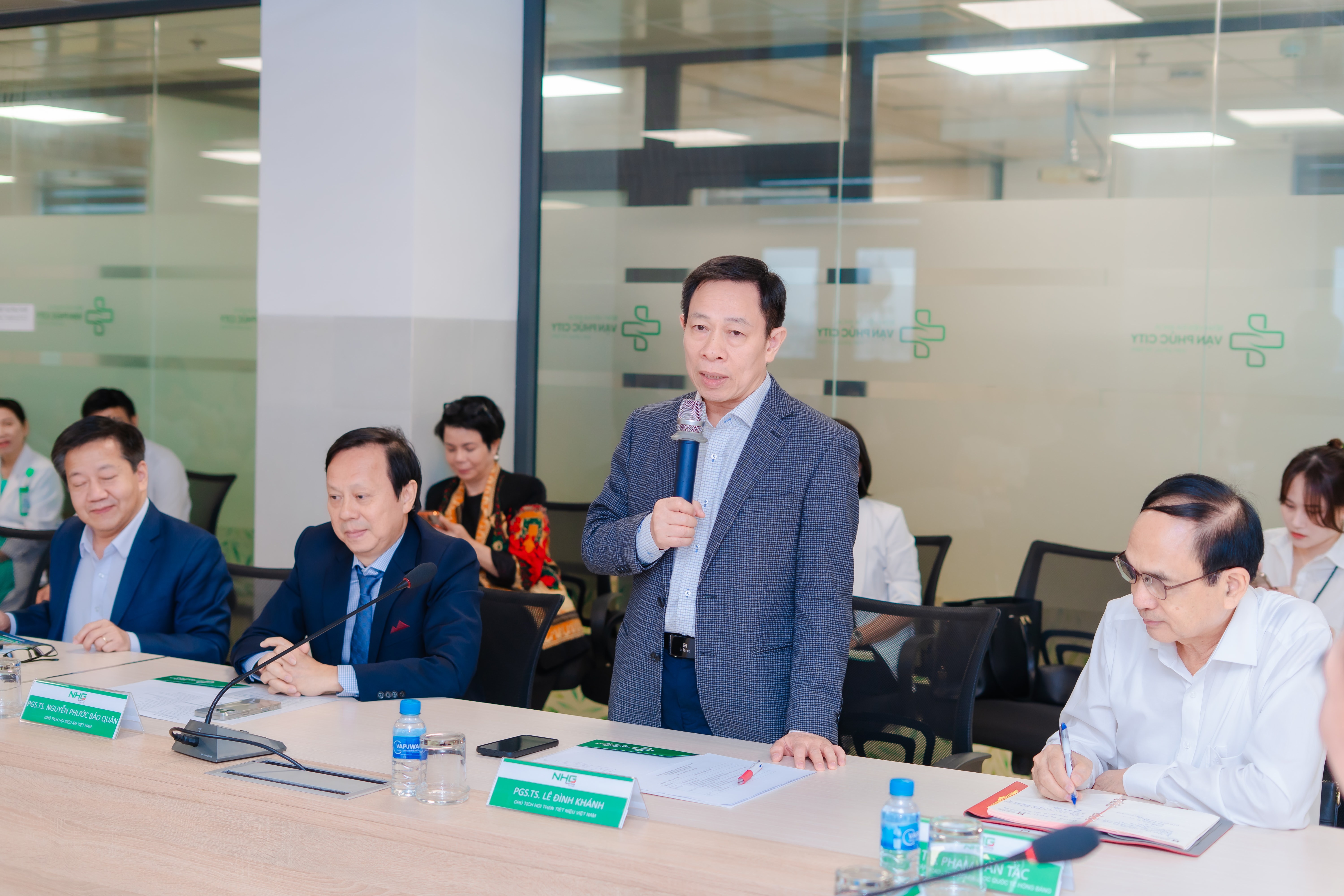 PGS.TS. Lê Đình Khánh - Chủ tịch Hội Thận tiết niệu Việt Nam tham gia tại tọa đàm Bệnh viện ĐHQT Hồng Bàng