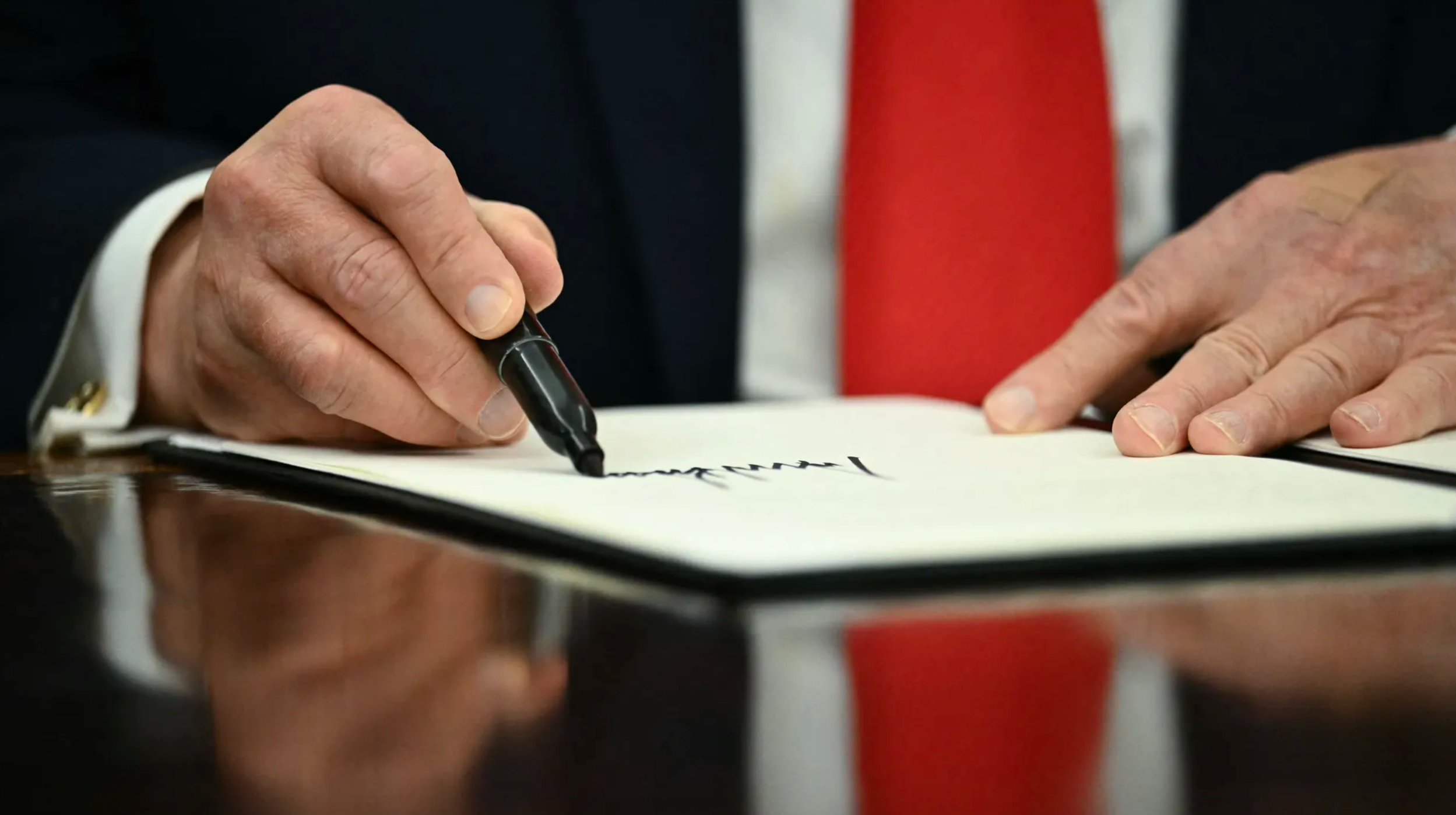 trump signs mou iran