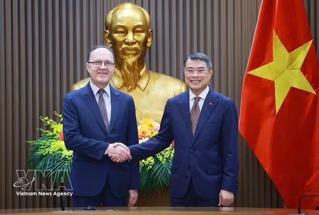 Prime Minister Le Minh Hung (R) receives Russian Ambassador to Vietnam Gennady Bezdetko in May 2026. (Photo: VNA)