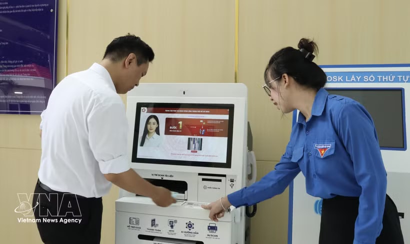 A youth union member assists a resident in handling administrative procedures at a public administrative service centre in Ho Chi Minh City. (Photo: VNA)