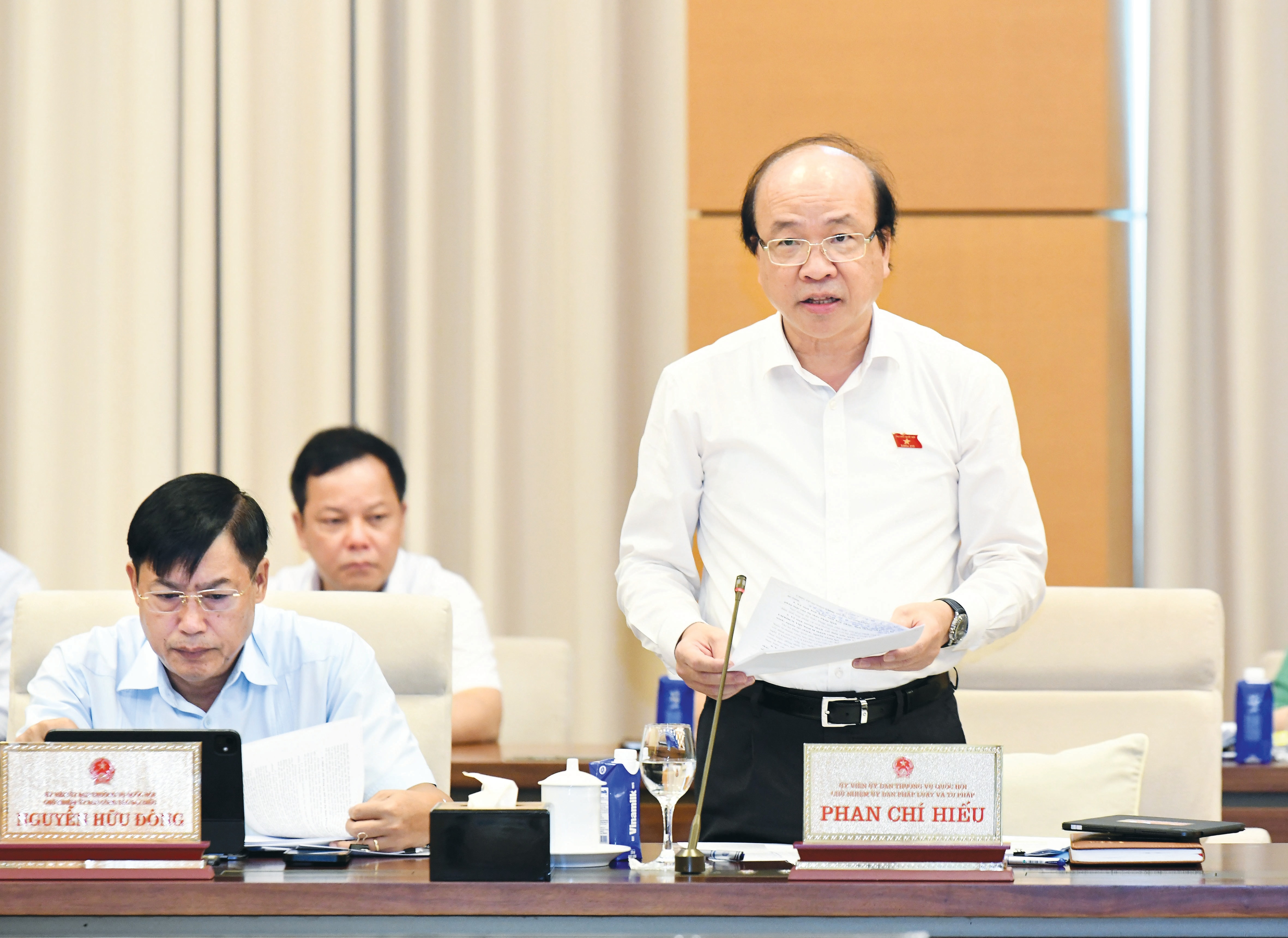 Chủ nhiệm Ủy ban Pháp luật và Tư pháp Phan Chí Hiếu trình bày Báo cáo thẩm tra dự án Pháp lệnh