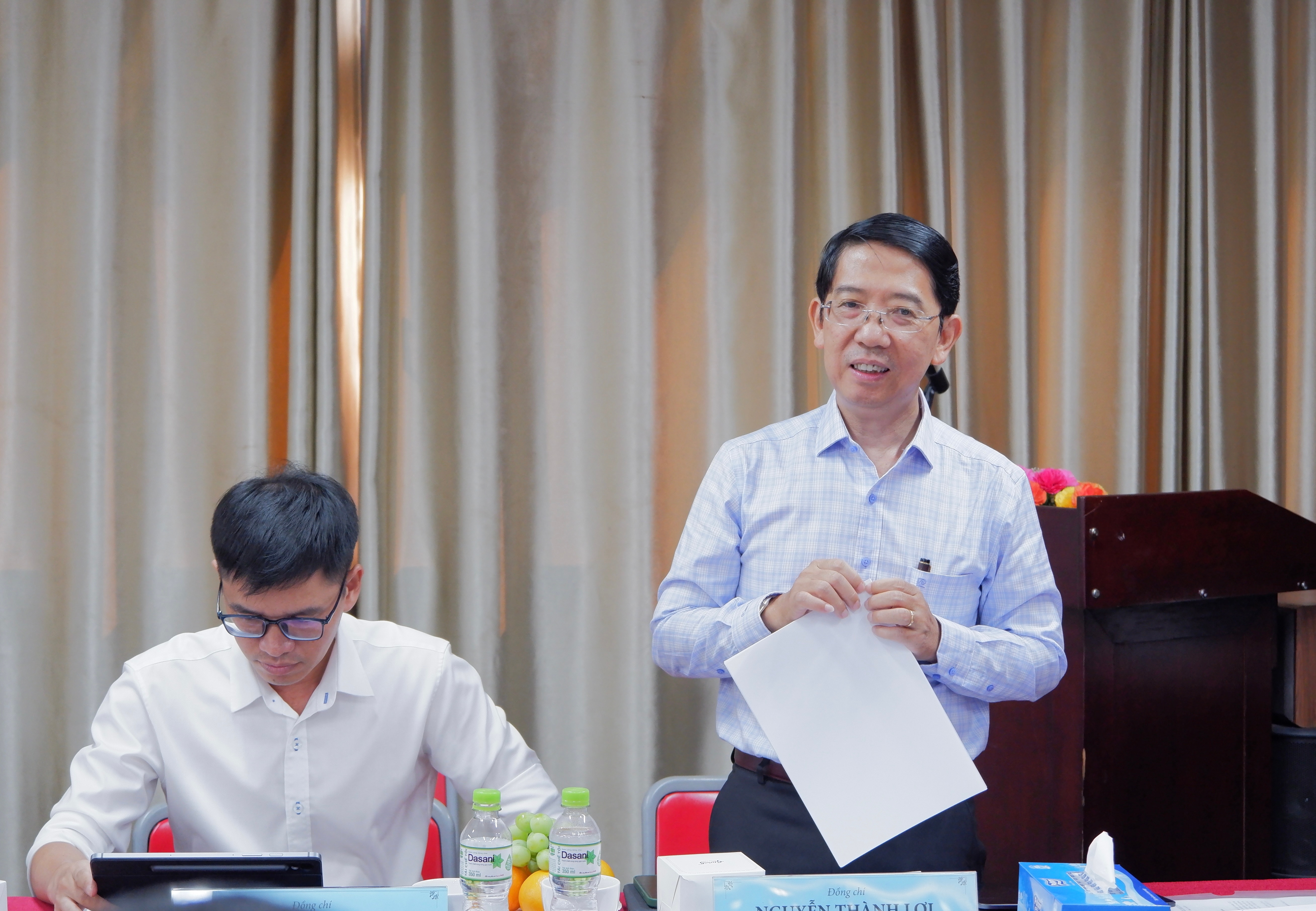 Giám đốc, Tổng Biên tập Nhà Xuất bản Tổng hợp TP. Hồ Chí Minh Nguyễn Thành Lợi báo cáo tại cuộc làm việc
