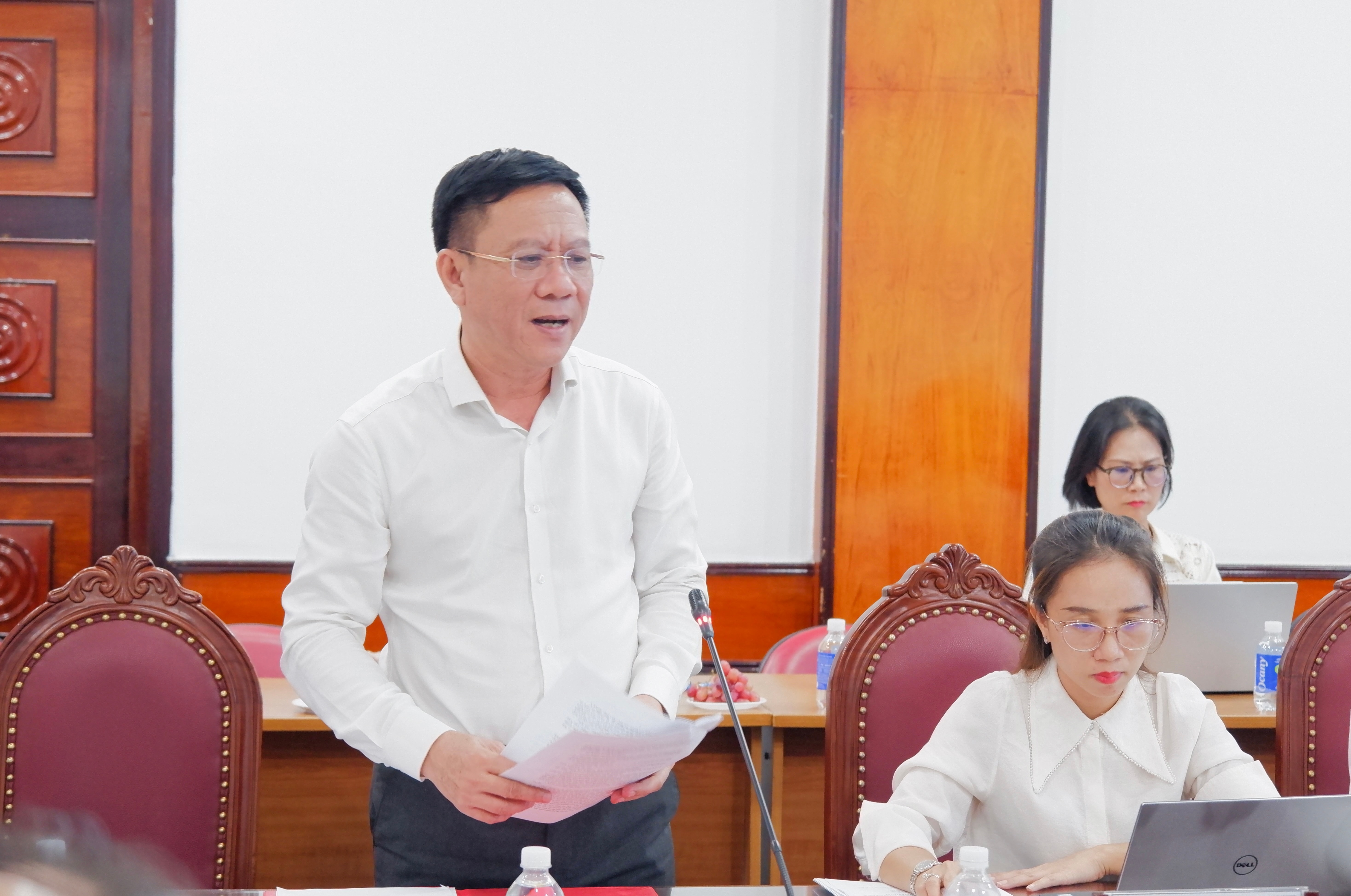 Phó Giám đốc Sở Văn hoá và Thể thao TP. Hồ Chí Minh Nguyễn Ngọc Hồi báo cáo tại cuộc làm việc