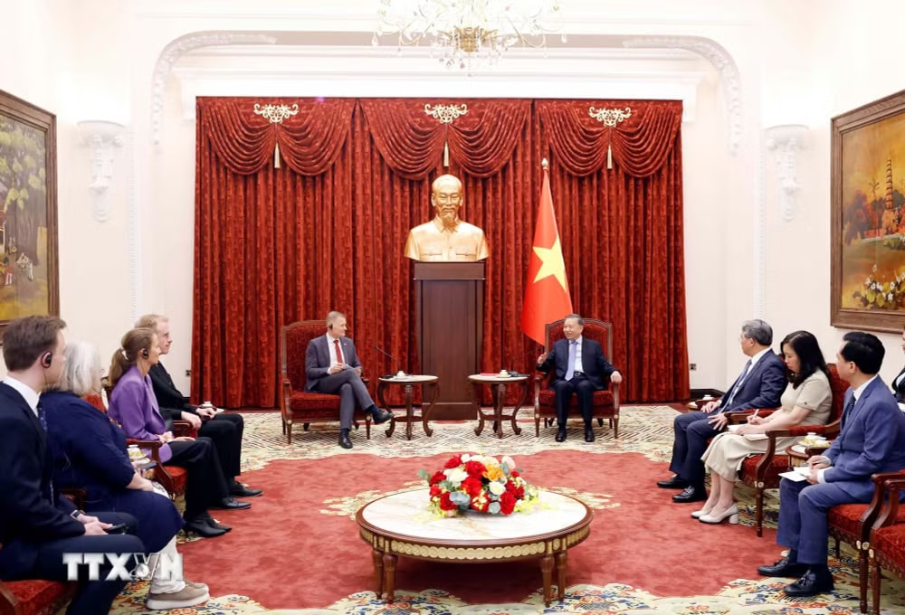 Tổng Bí thư, Chủ tịch nước Tô Lâm tiếp Đại sứ Đan Mạch Nicolai Prytz đến chào từ biệt, kết thúc nhiệm kỳ công tác tại Việt Nam. (Ảnh: Thống Nhất/TTXVN) ttxvn-tong-bi-thu-chu-tich-nuoc-tiep-dai-su-dan-mach-1506-4.jpg