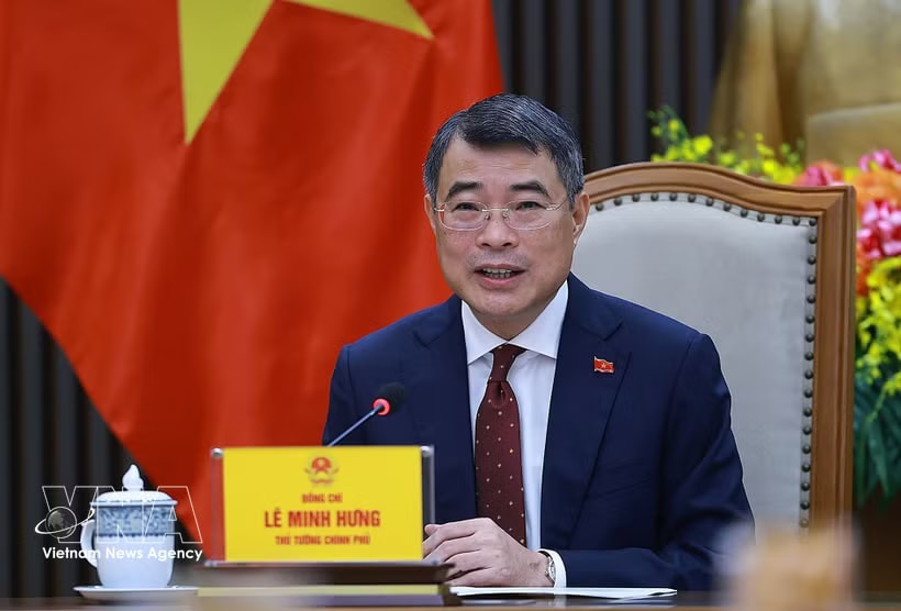 Prime Minister Le Minh Hung holds phone talks with Chinese Premier Li Qiang on June 15. (Photo: VNA)