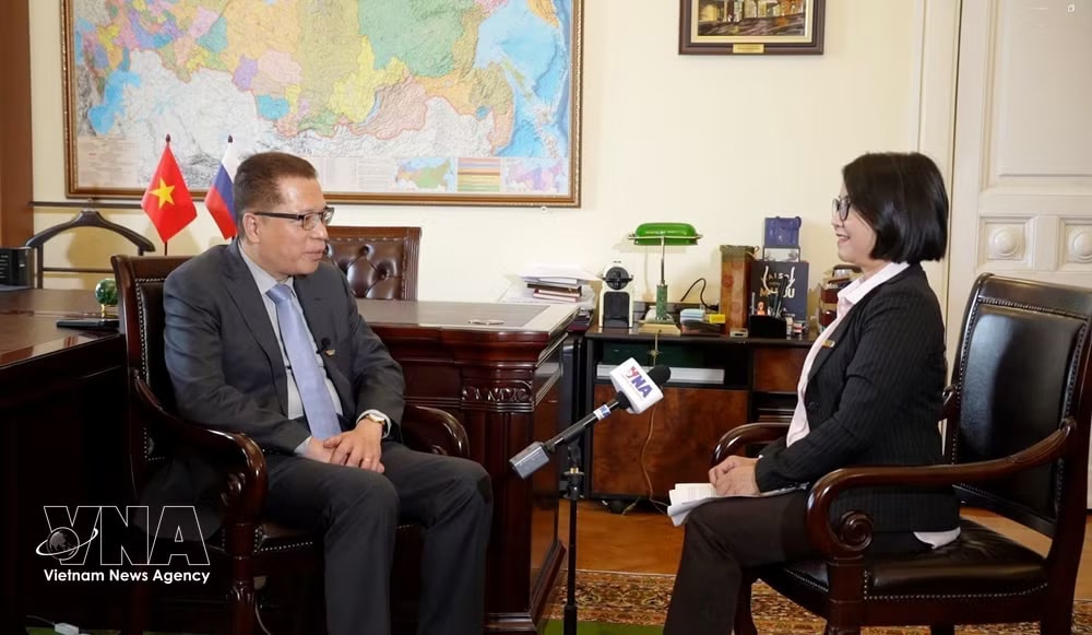 Vietnamese Ambassador to Russia Dang Minh Khoi (L) in an interview granted to the Vietnam News Agency (Photo: VNA)