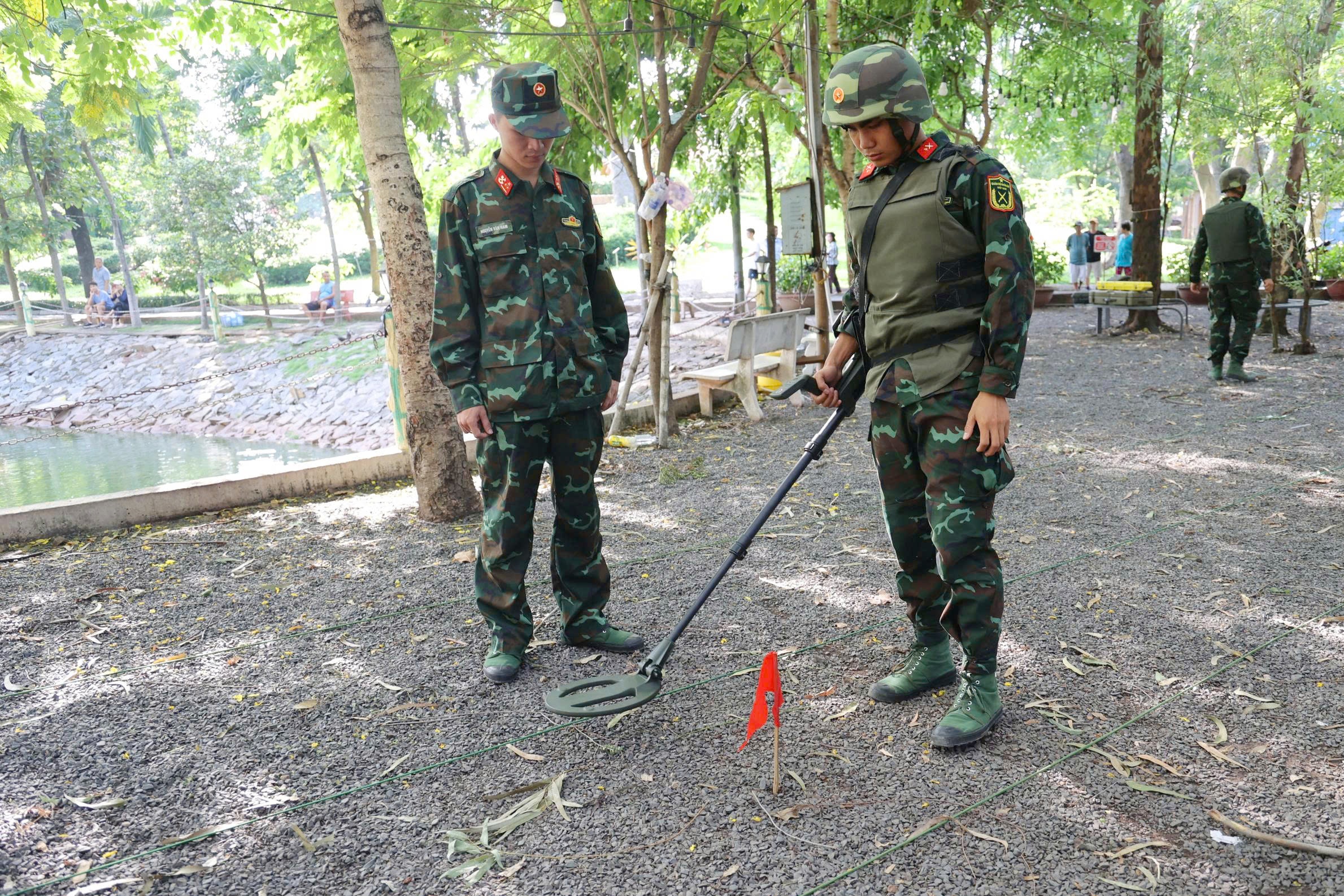 TP. Hồ Chí Minh Dùng radar xuyên đất tìm dấu tích các chiến sĩ hy sinh tại Công viên Lê Thị Riêng 4