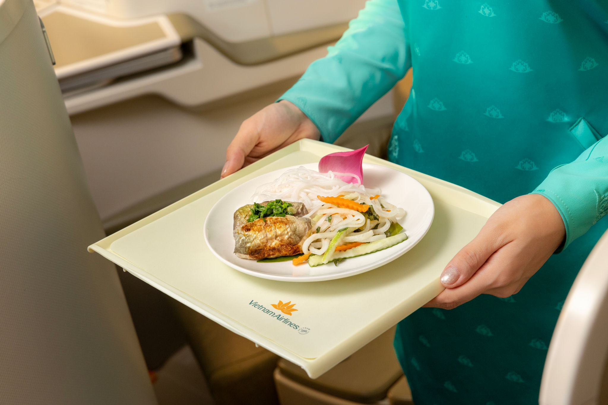 1. Vietnam Airlines phục vụ thực đơn đặc biệt lấy cảm hứng từ hoa sen trên chuyến bay (1)